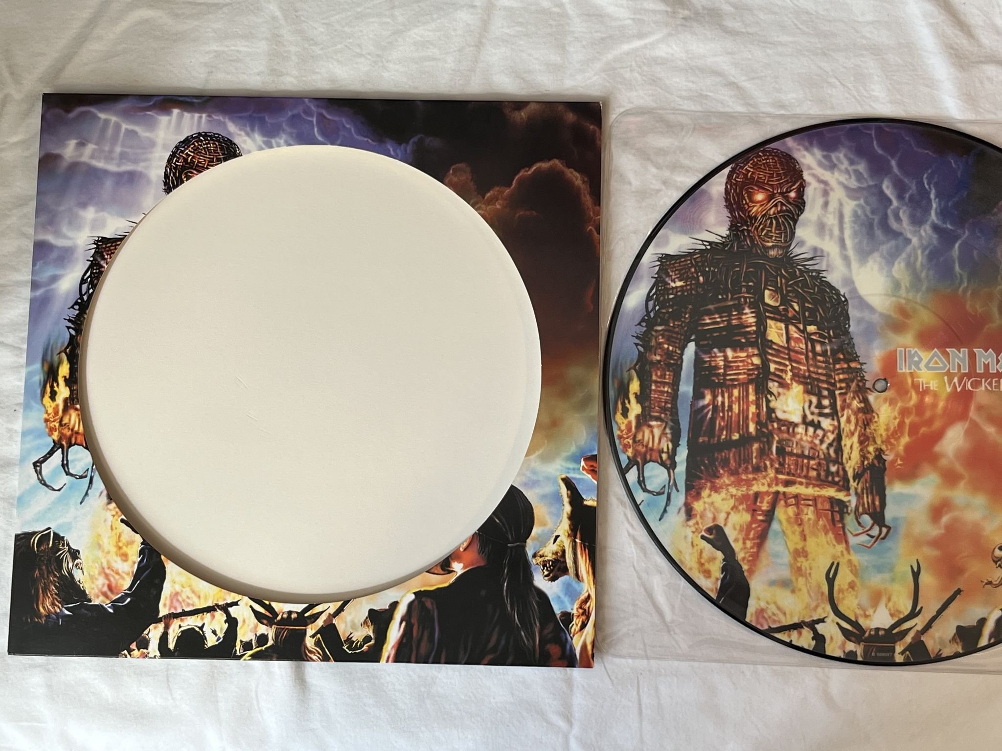 Omslagsbild för skivan IRON MAIDEN The Wicker Man 12" 2000 Picture Disc EMI 12EM 568