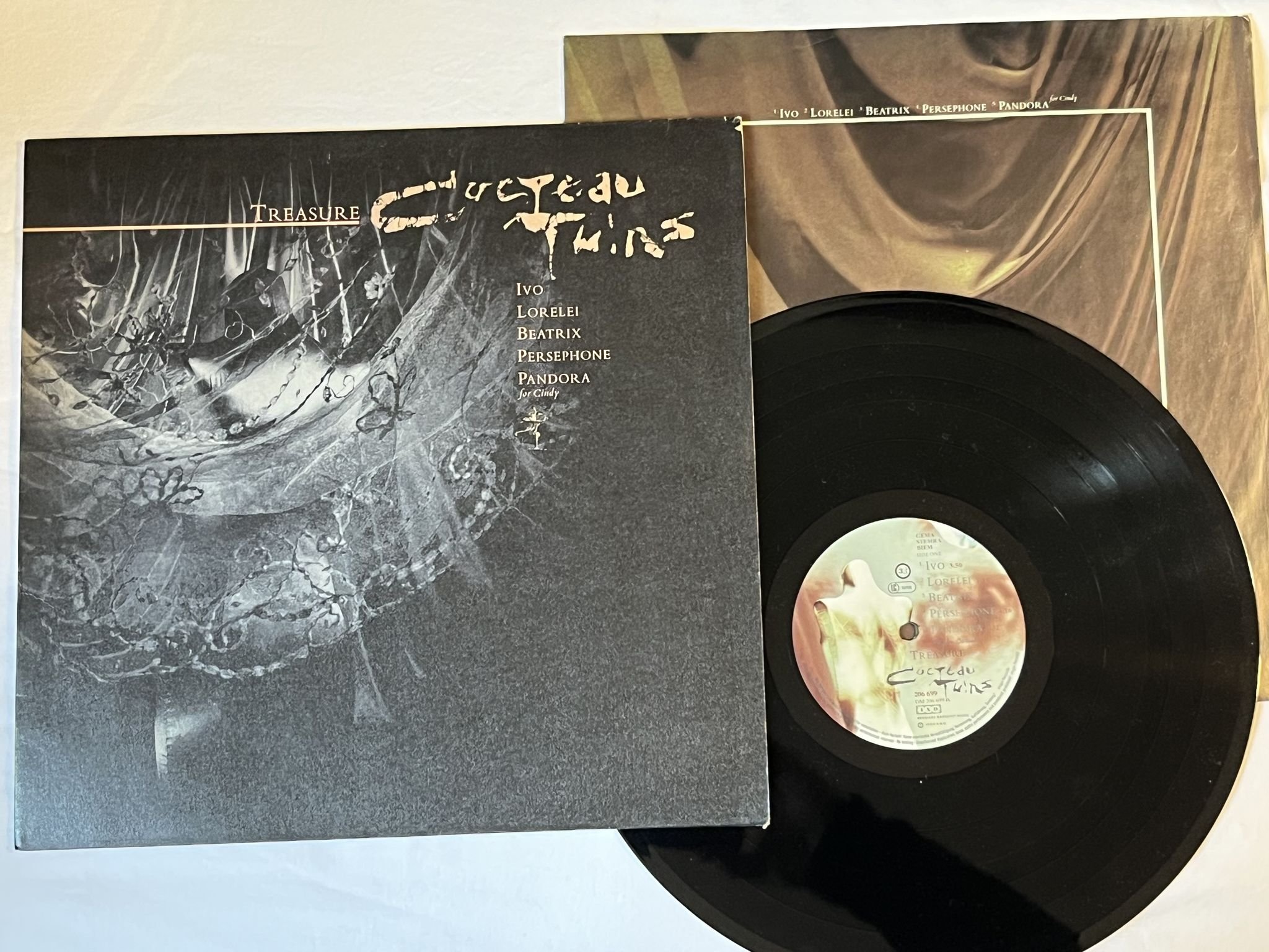 Omslagsbild för skivan COCTEAU TWINS Treasure LP -84 4AD 206699 *** NEW WAVE ***