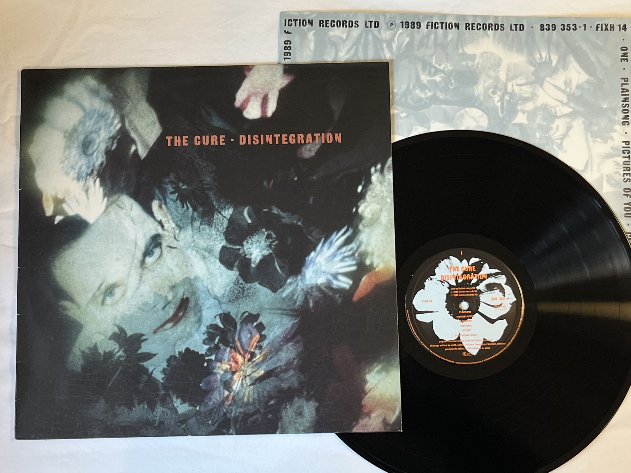 Omslagsbild för skivan THE CURE disintegration LP -89 FICTION FIXH 14 ** Big Centre Ring **