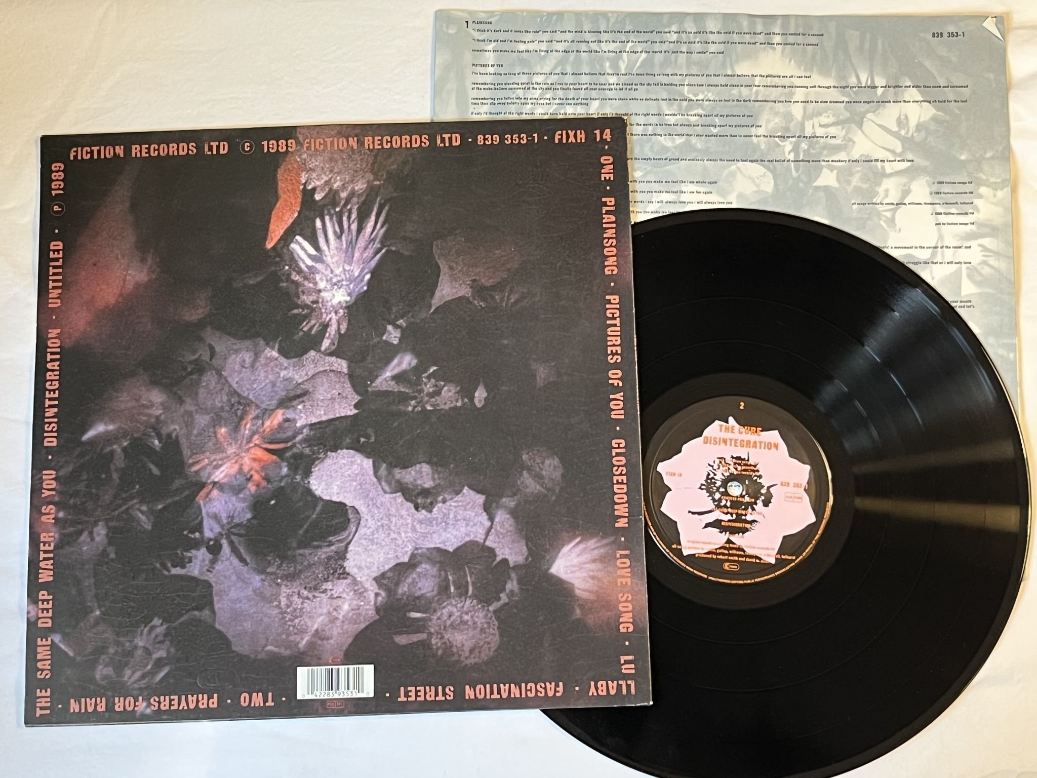 Omslagsbild för skivan THE CURE disintegration LP -89 FICTION FIXH 14 ** Big Centre Ring **