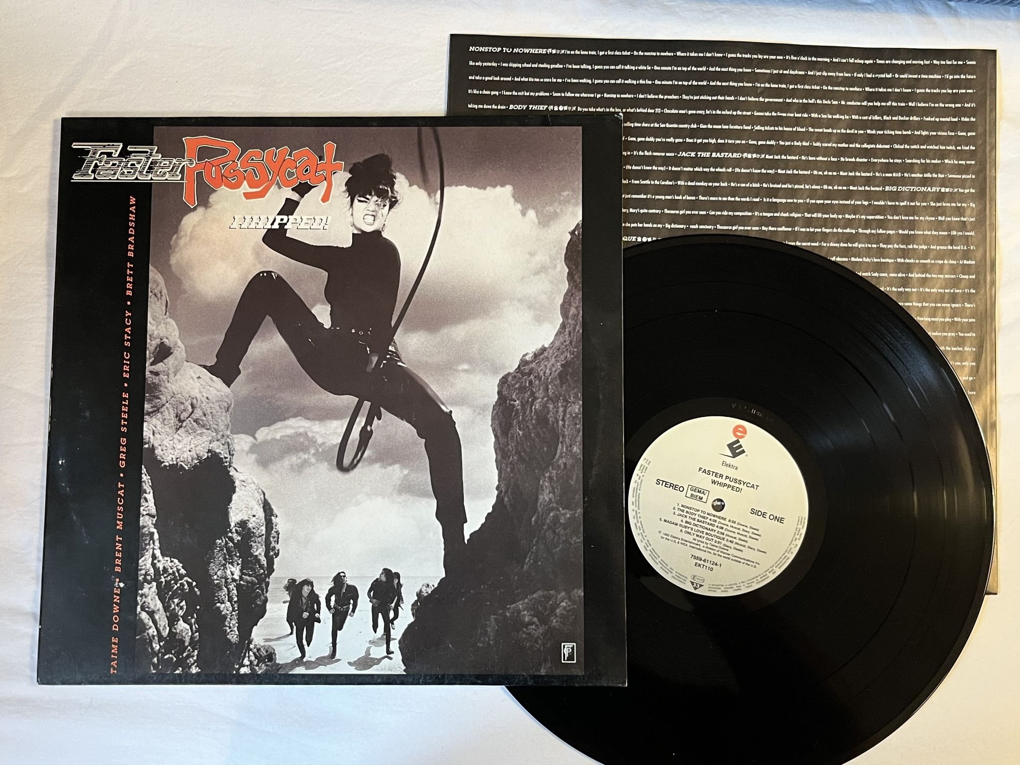 Omslagsbild för skivan FASTER PUSSYCAT whipped! LP -92 ELEKTRA 7559-61124-1.