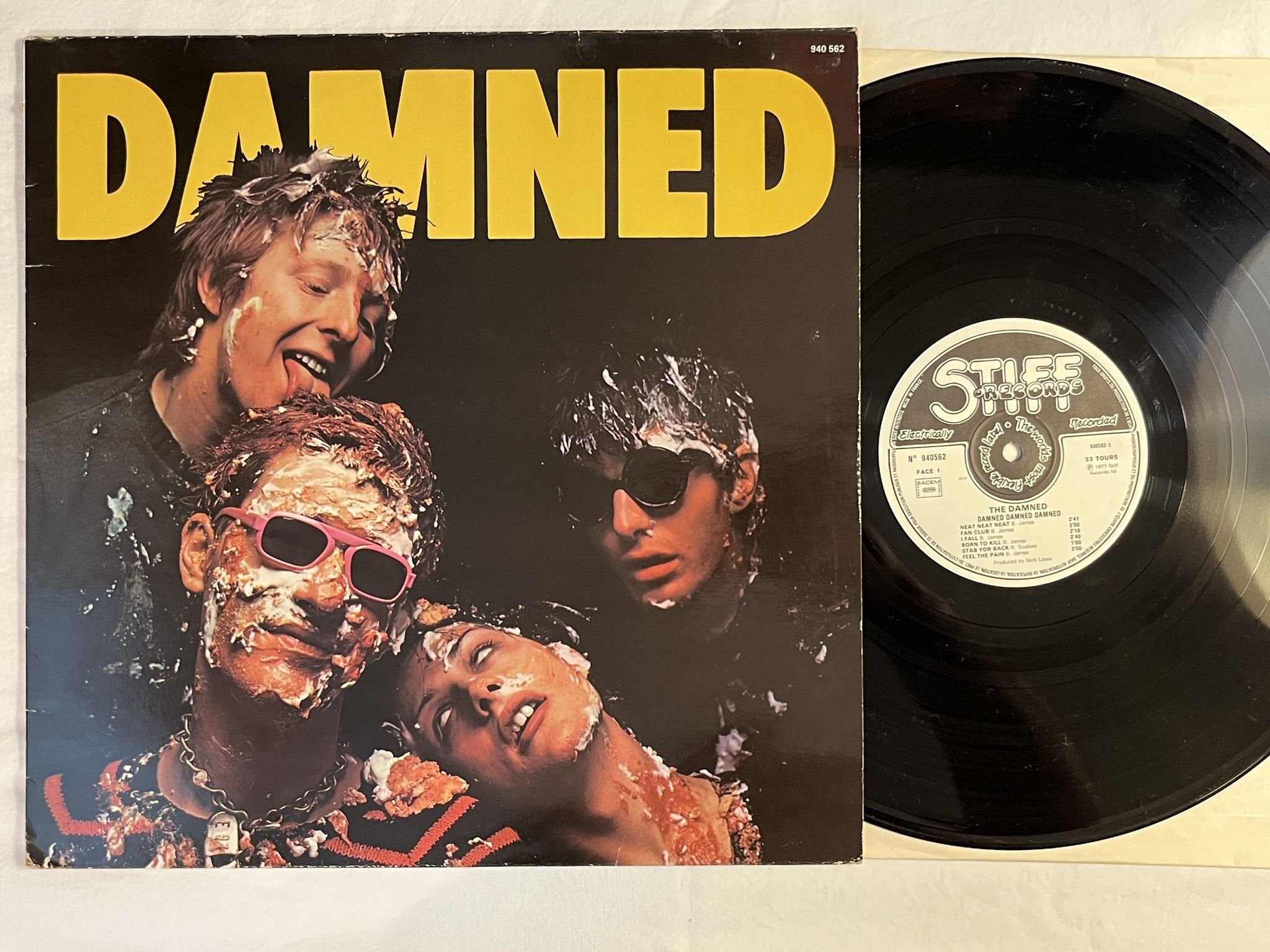 Omslagsbild för skivan THE DAMNED damned damned damned LP -77 Fra STIFF N 940562