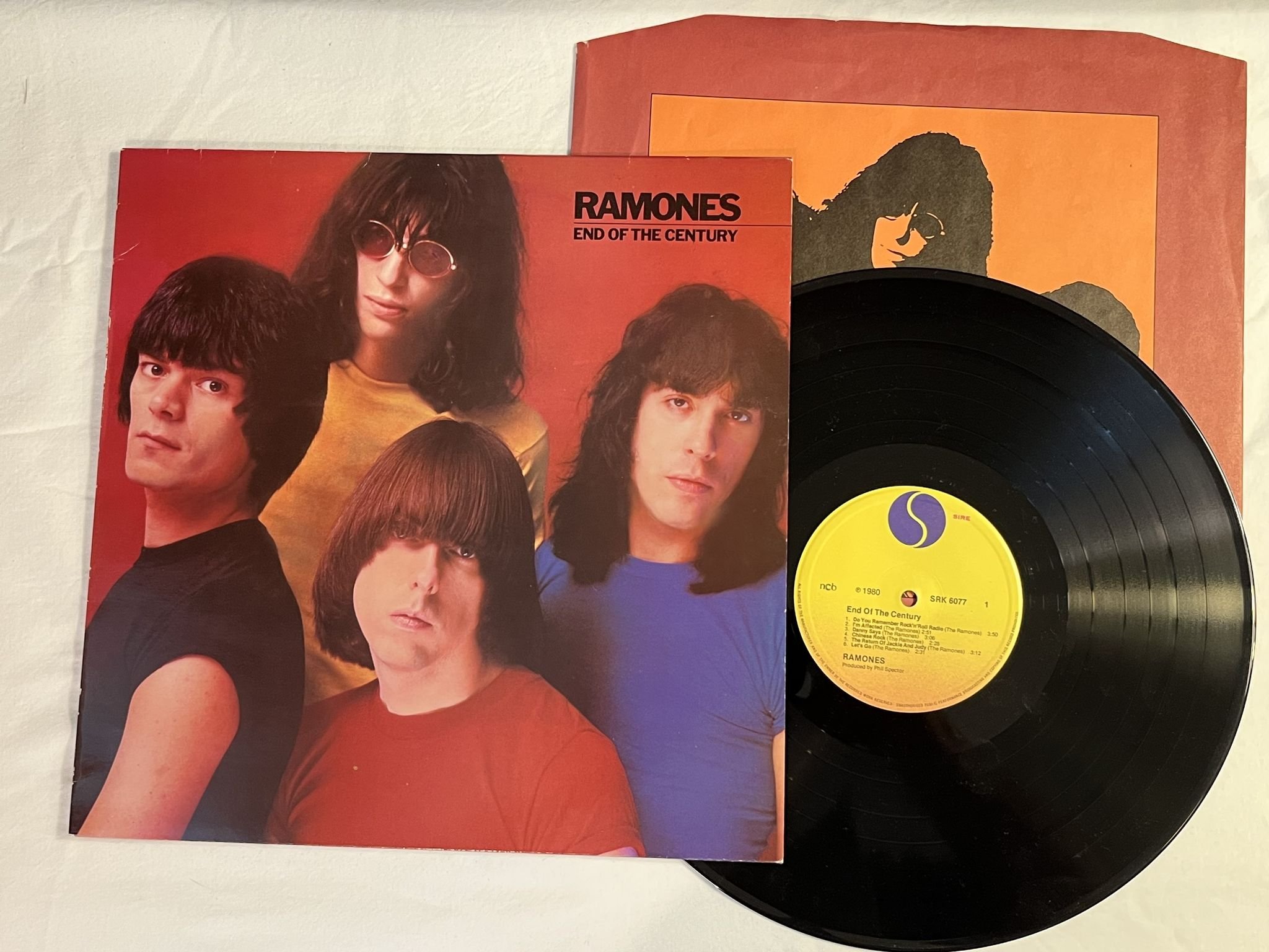 Omslagsbild för skivan RAMONES end of the century LP -80 ncb SIRE SRK 6077