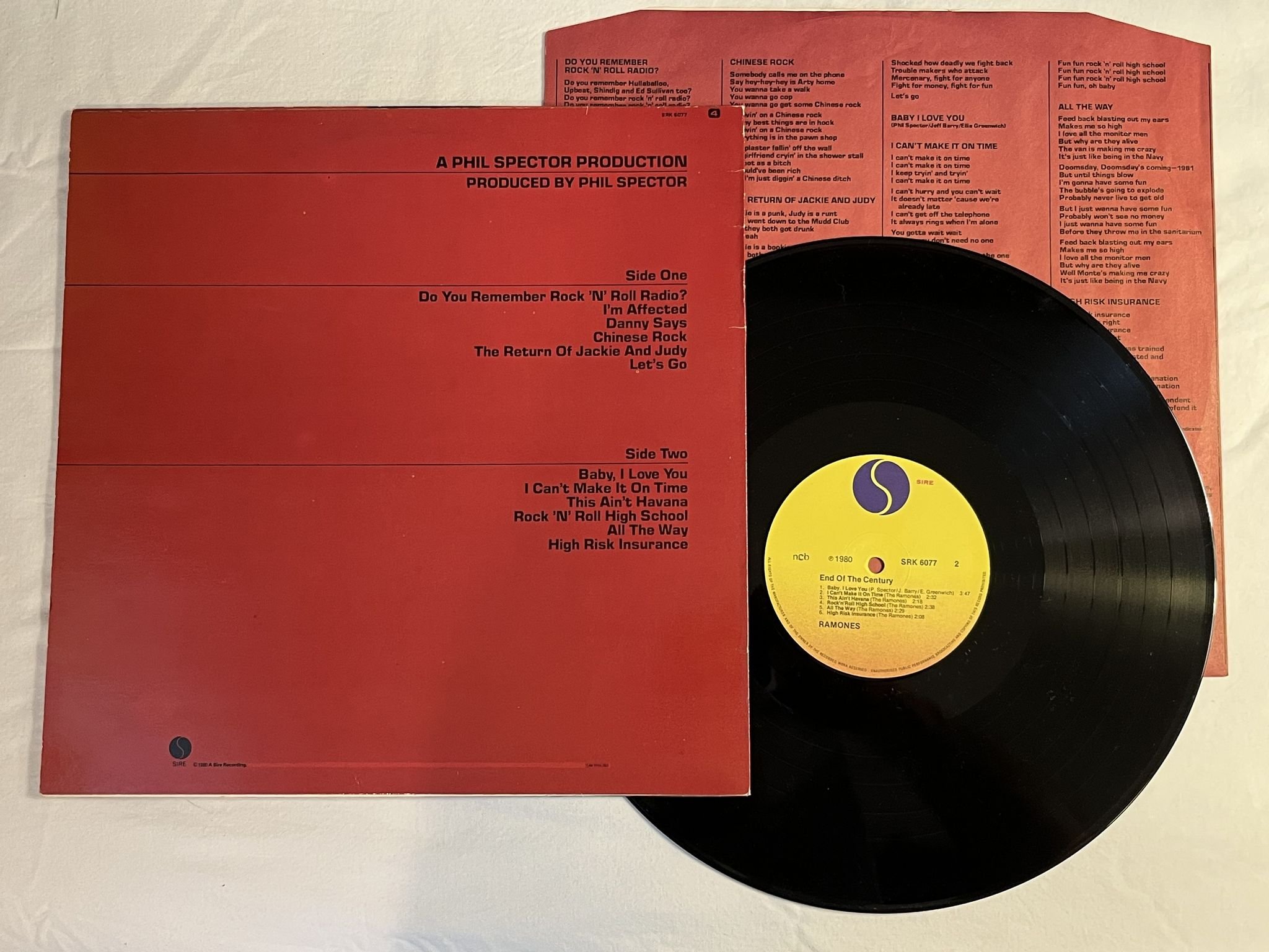 Omslagsbild för skivan RAMONES end of the century LP -80 ncb SIRE SRK 6077