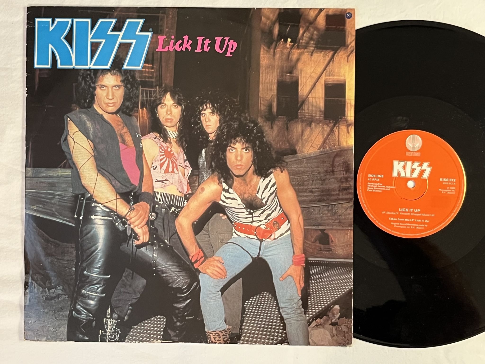Omslagsbild för skivan KISS lick it up 12"Single -83 UK VERTIGO KISS 512