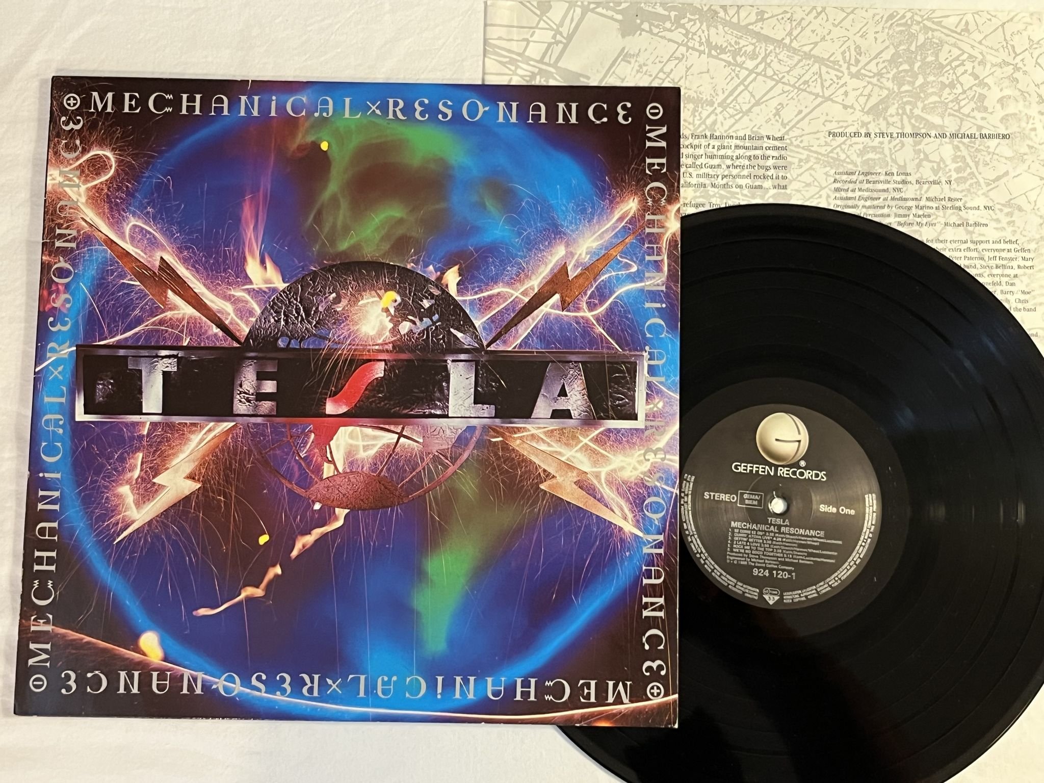 Omslagsbild för skivan TESLA Mechanical Resonance LP -86 GEFFEN 924120-1