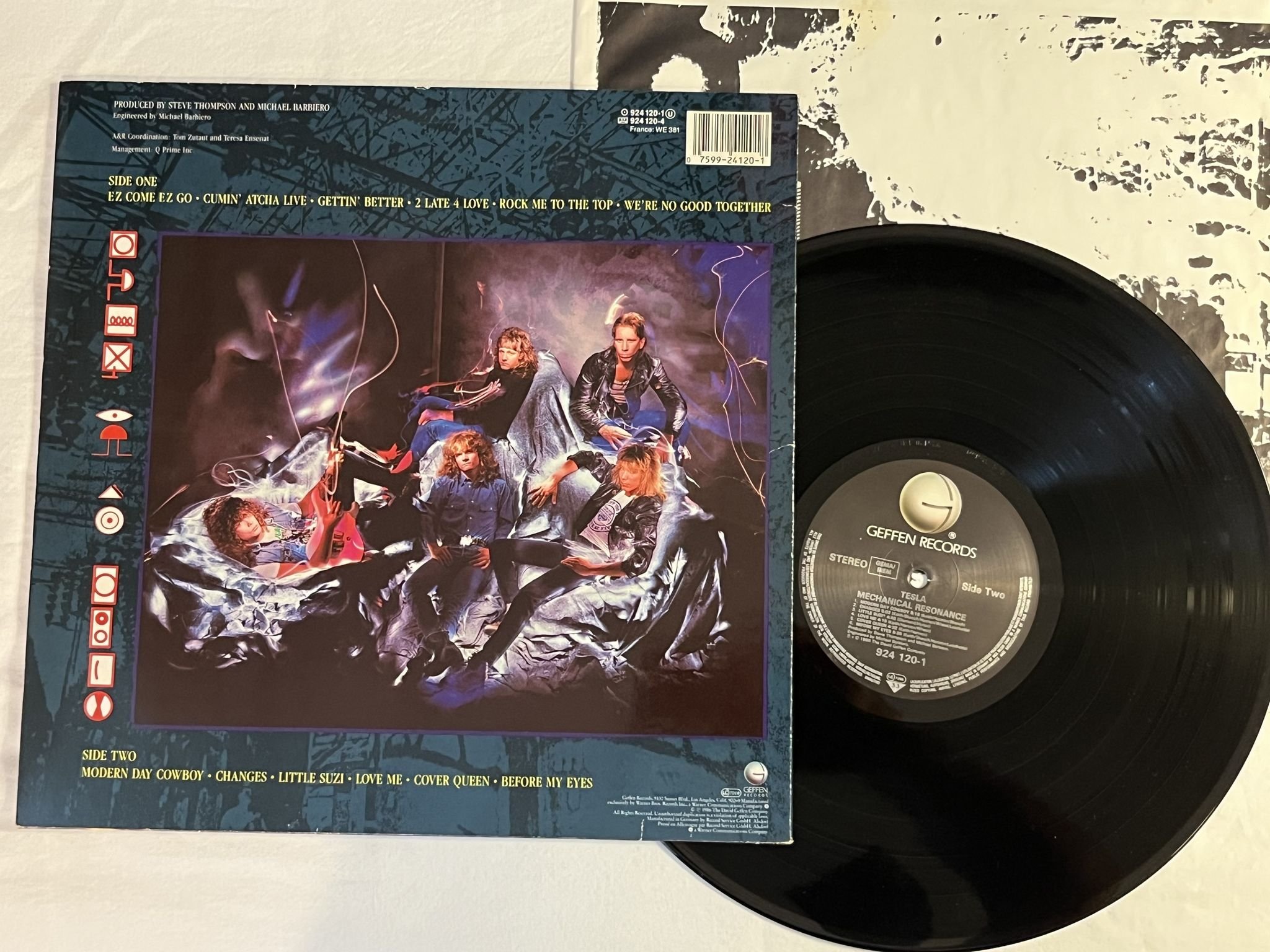 Omslagsbild för skivan TESLA Mechanical Resonance LP -86 GEFFEN 924120-1