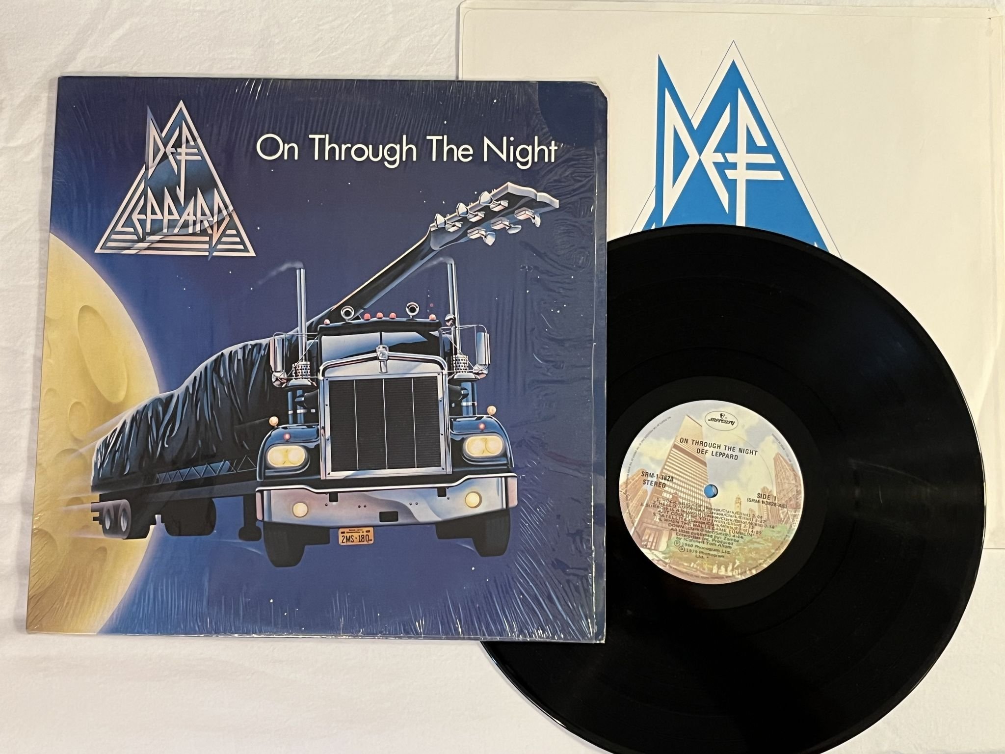 Omslagsbild för skivan DEF LEPPARD on through the night LP -80 Can MERCURY SRM-1-3828