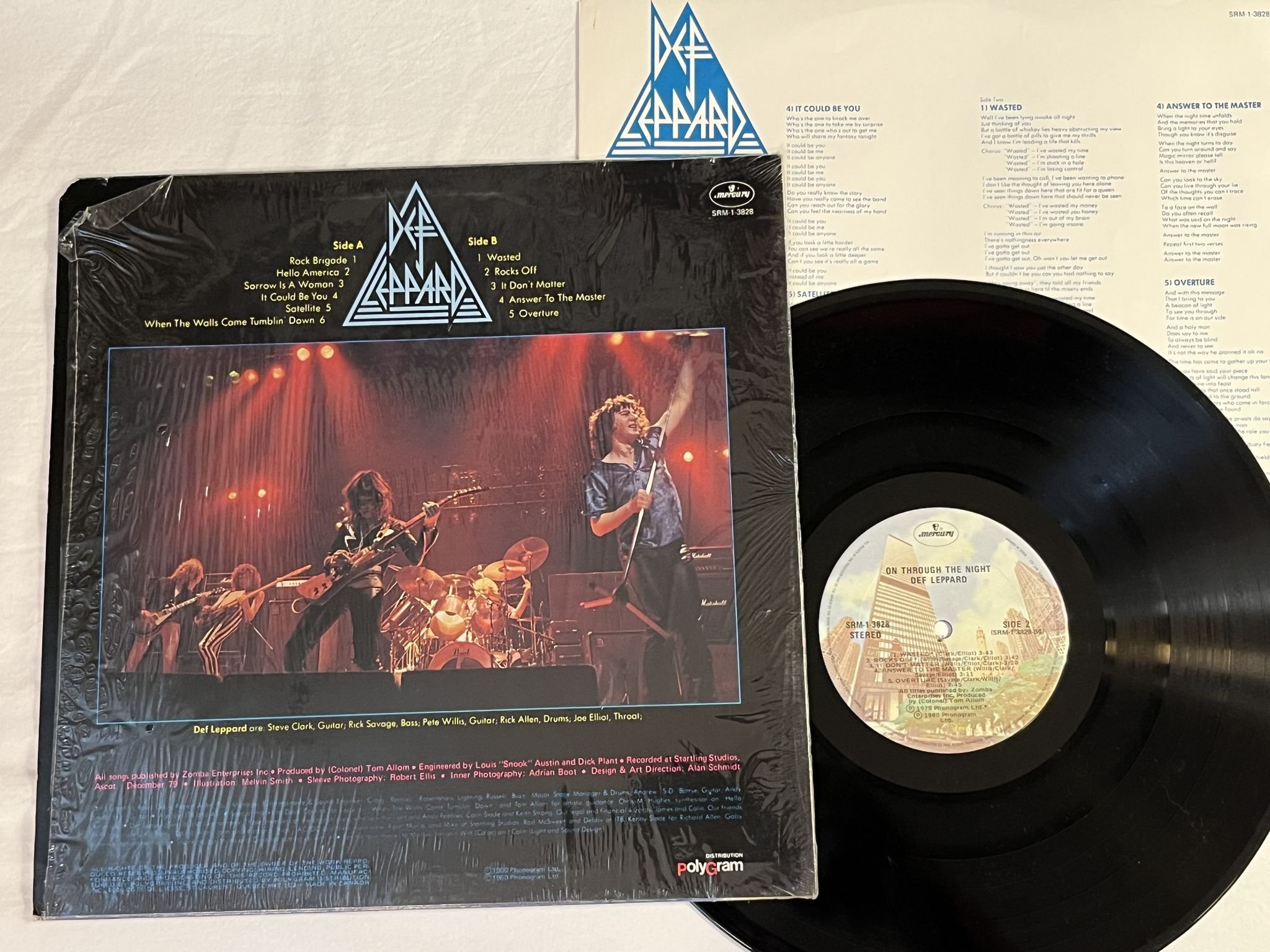 Omslagsbild för skivan DEF LEPPARD on through the night LP -80 Can MERCURY SRM-1-3828