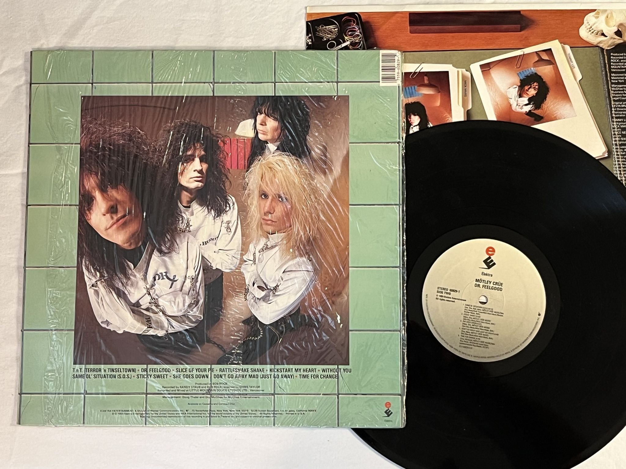 Omslagsbild för skivan MÖTLEY CRÜE Dr Feelgood LP -89 US ELEKTRA 60829-1 *** w/ Hype Sticker ***
