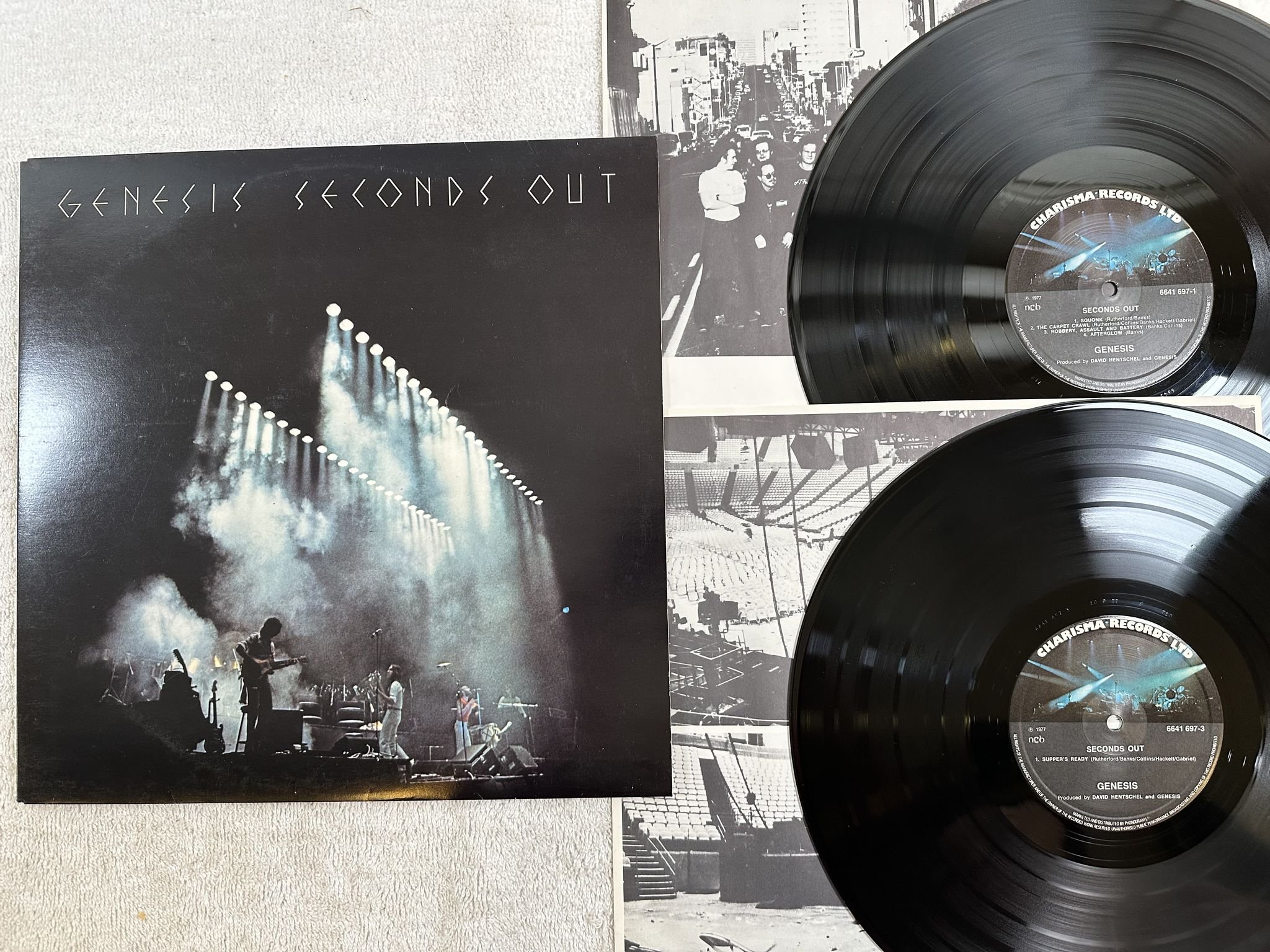 Omslagsbild för skivan GENESIS seconds out 2xLP -77 ncb CHARISMA 6641697-4