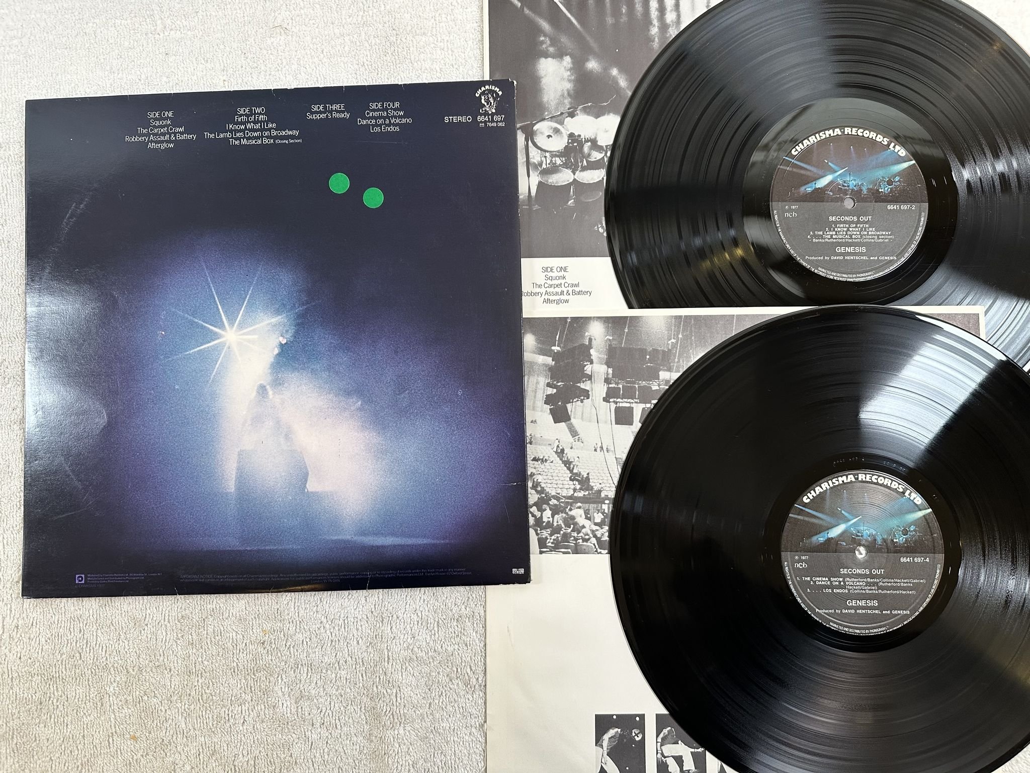 Omslagsbild för skivan GENESIS seconds out 2xLP -77 ncb CHARISMA 6641697-4