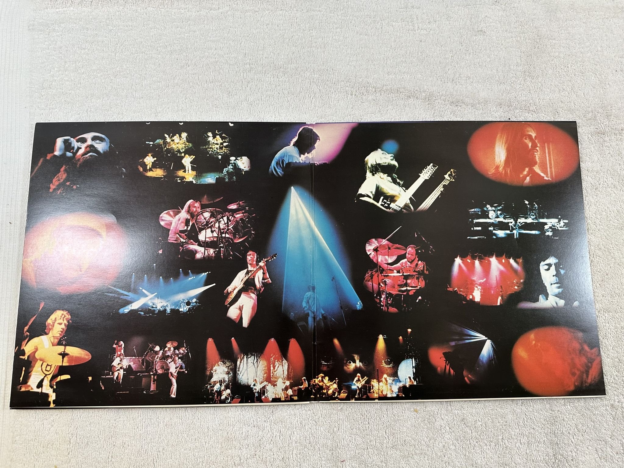 Omslagsbild för skivan GENESIS seconds out 2xLP -77 ncb CHARISMA 6641697-4