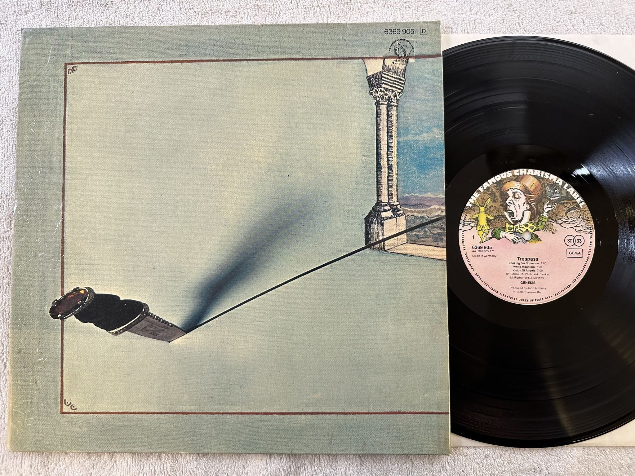 Omslagsbild för skivan GENESIS trespass LP Ger THE FAMOUS CHARISMA LABEL 6369905