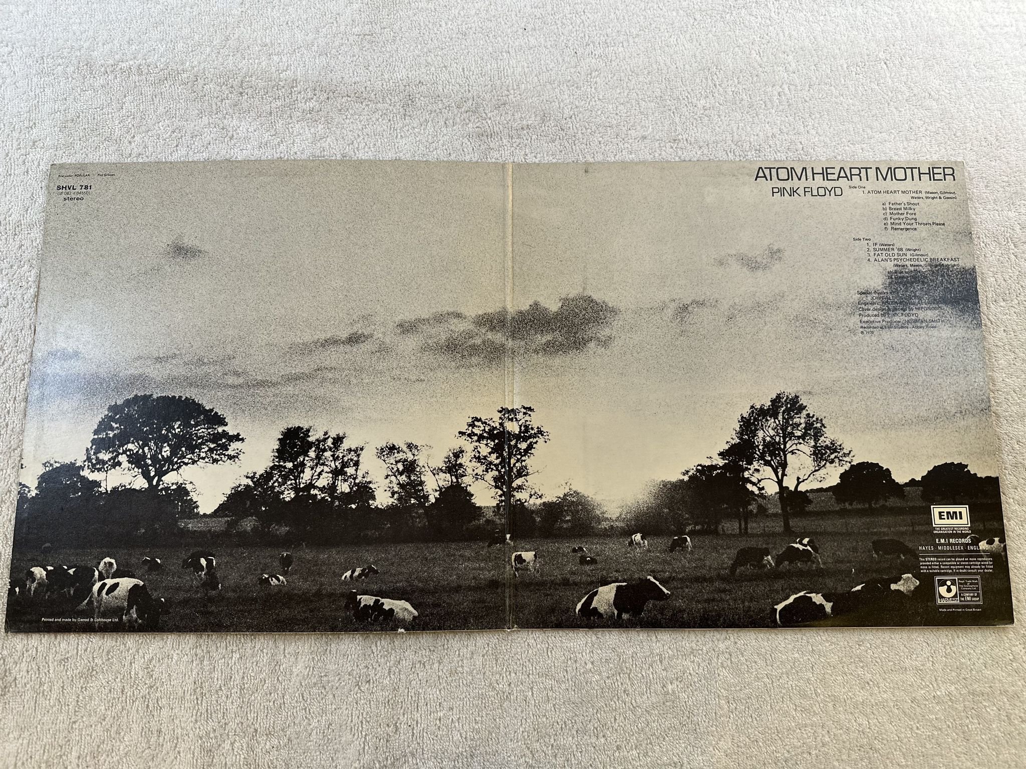 Omslagsbild för skivan THE PINK FLOYD atom heart mother LP -70 UK HARVEST SHVL 781