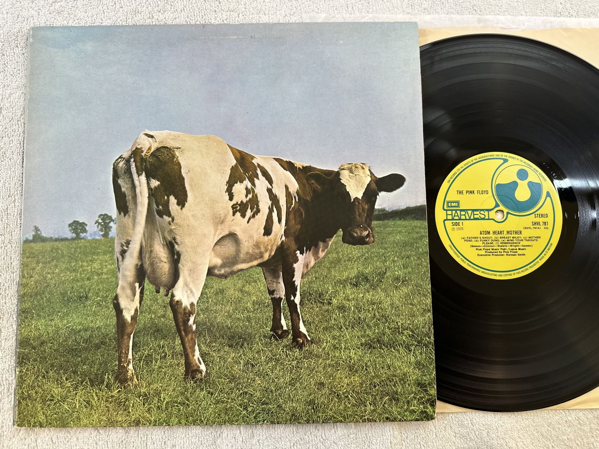 Omslagsbild för skivan THE PINK FLOYD atom heart mother LP -70 UK HARVEST SHVL 781