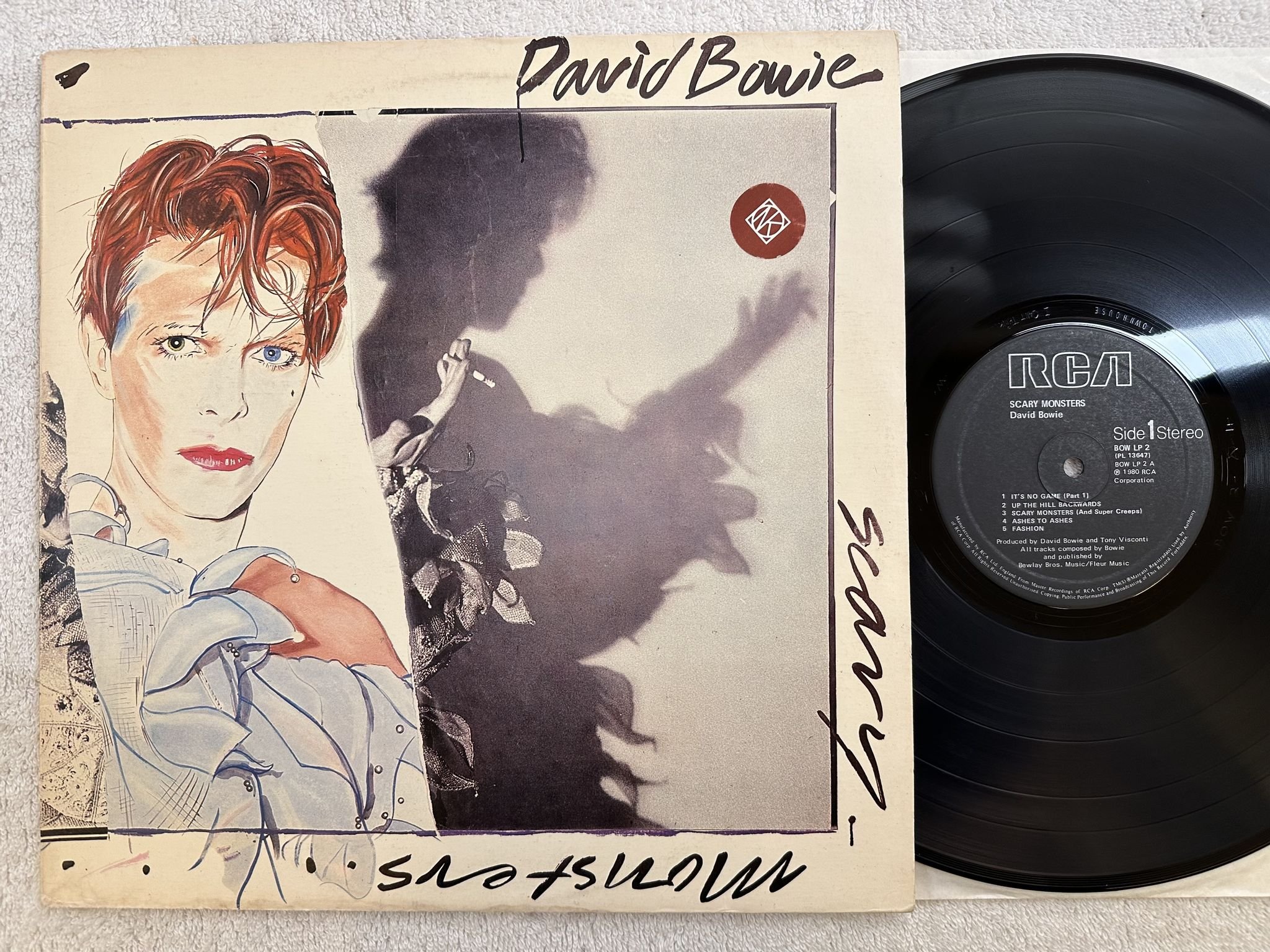 Omslagsbild för skivan DAVID BOWIE scary monsters LP -80 UK RCA BOW LP 2