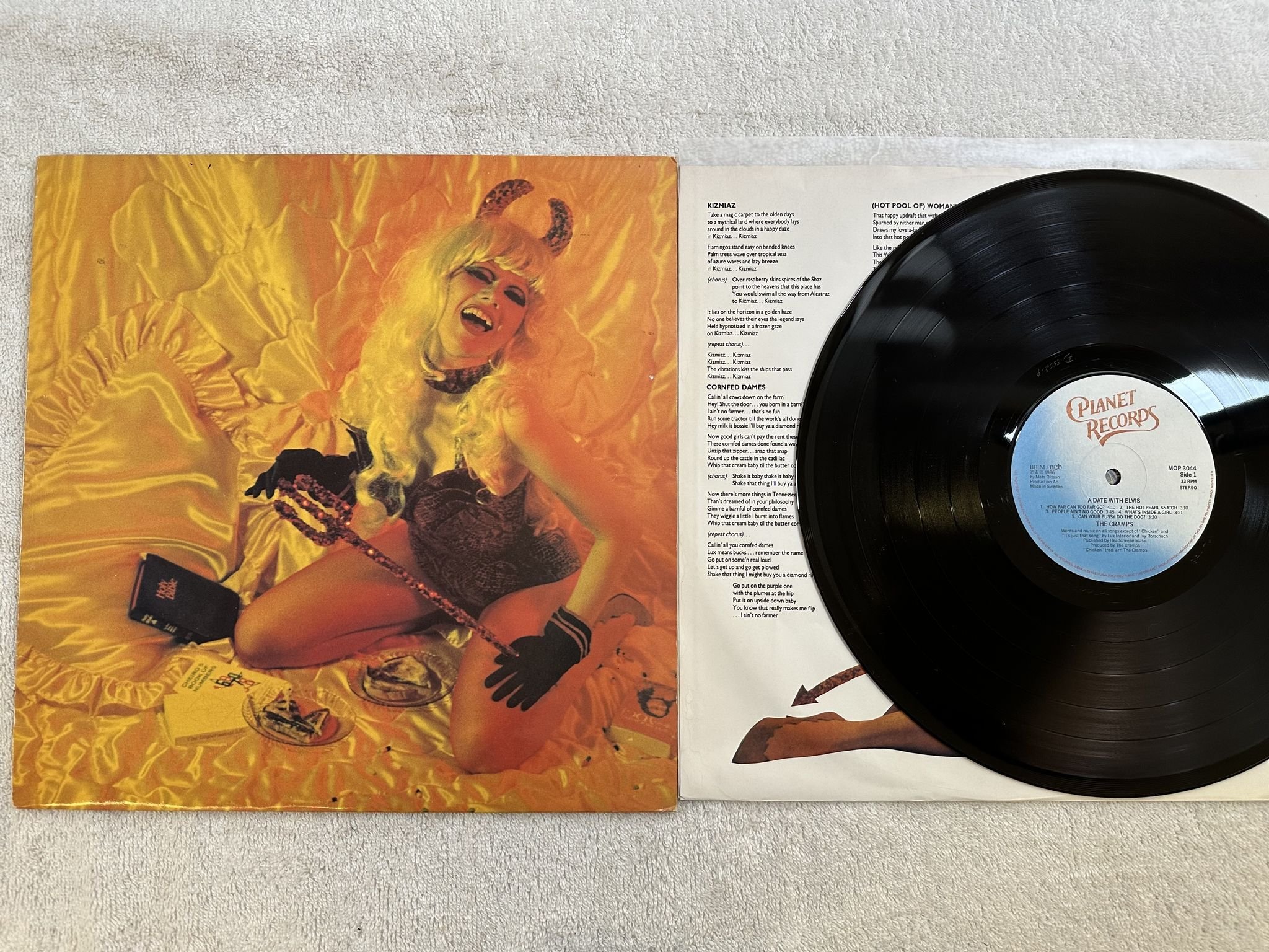 Omslagsbild för skivan THE CRAMPS a date with Elvis LP -86 Swe PLANET MOP 3044