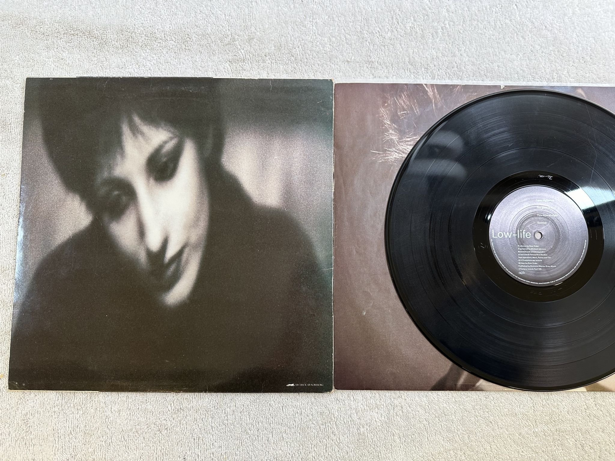 Omslagsbild för skivan NEW ORDER low-life LP -85 Swe FACTORY Fact 100