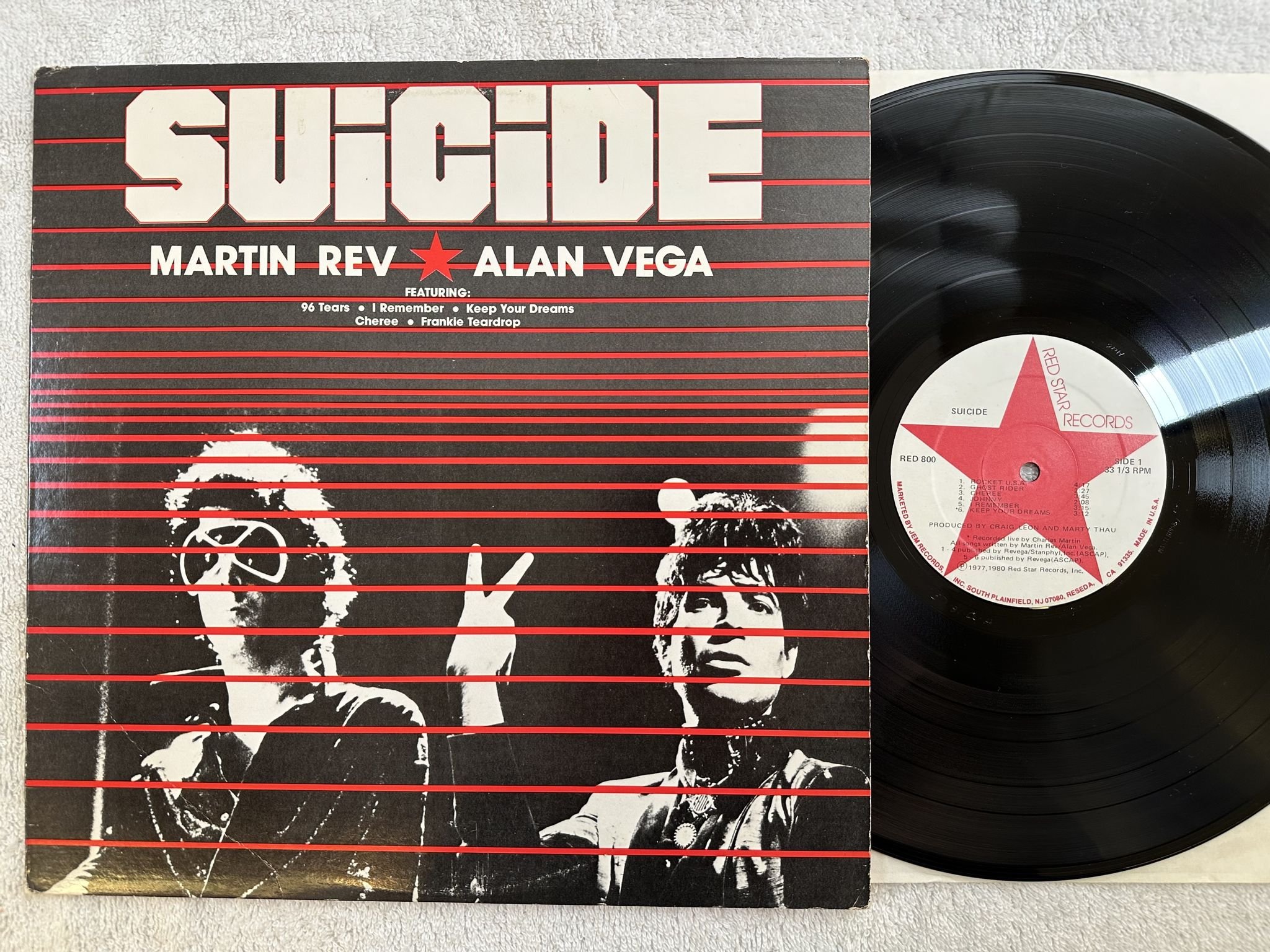 Omslagsbild för skivan SUICIDE s/t LP RE -80 US RED STAR RED 800 *** CLASSIC ***