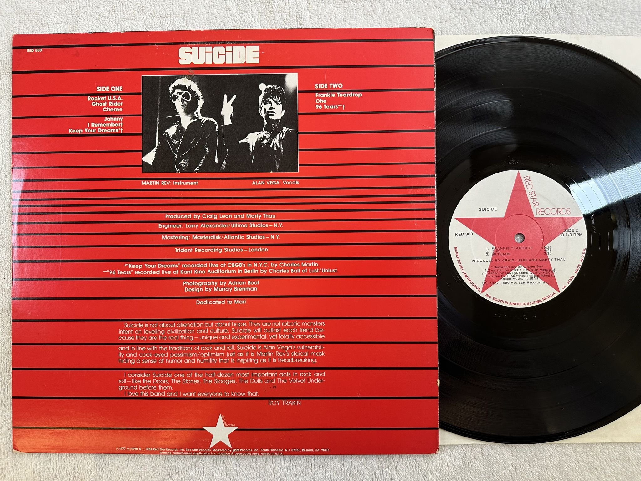 Omslagsbild för skivan SUICIDE s/t LP RE -80 US RED STAR RED 800 *** CLASSIC ***