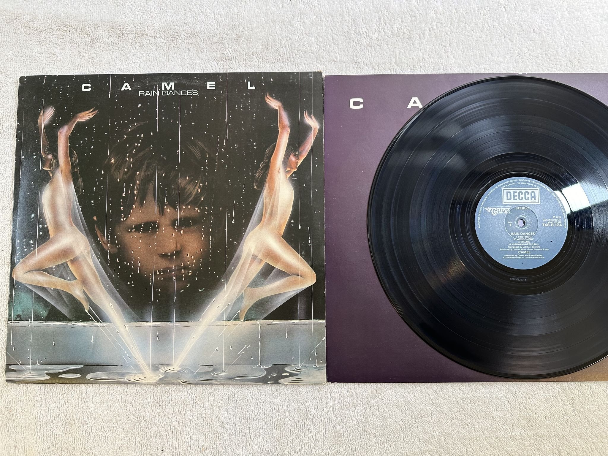 Omslagsbild för skivan CAMEL rain dances LP -77 UK DECCA TXS-R 124
