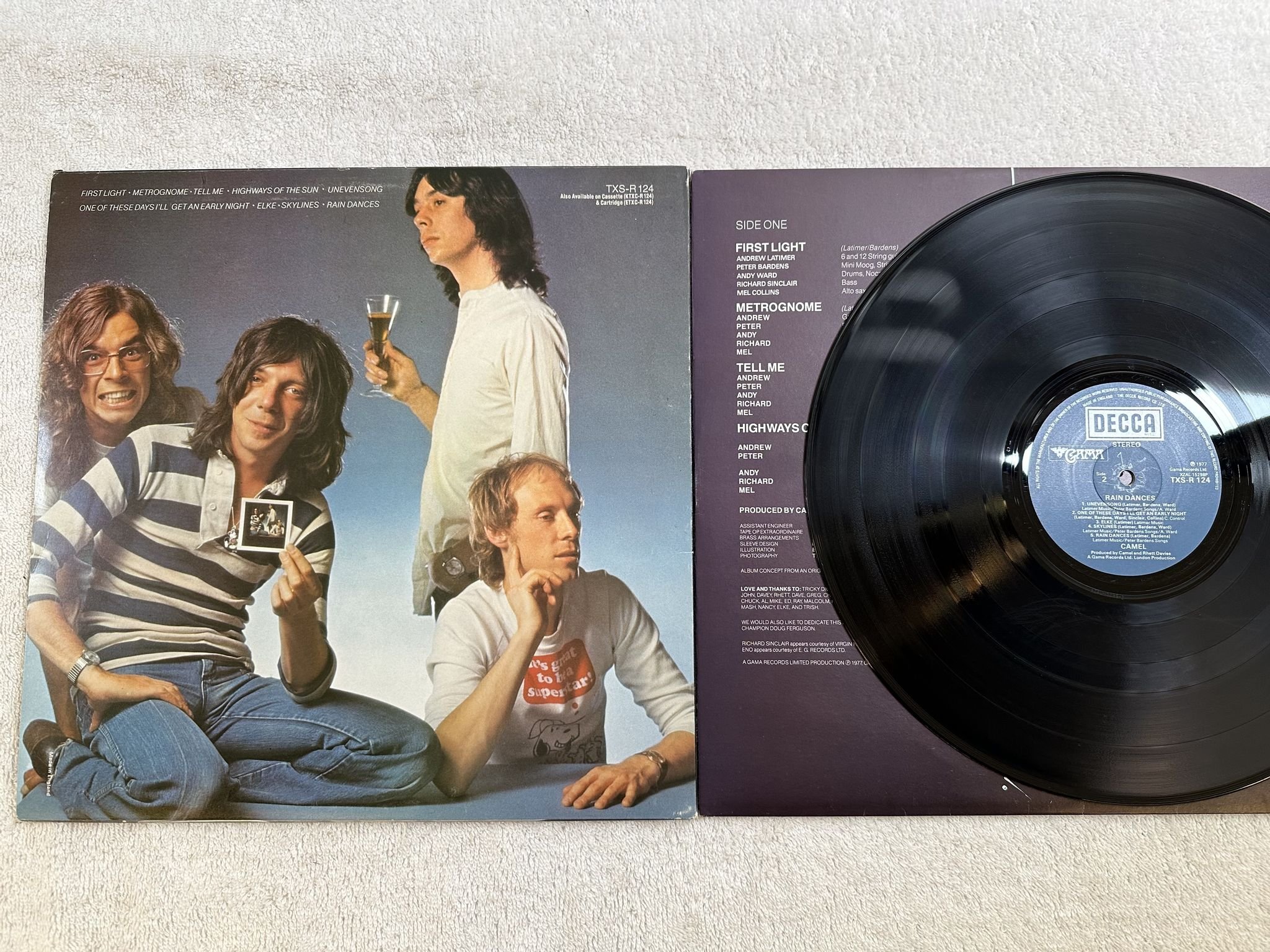 Omslagsbild för skivan CAMEL rain dances LP -77 UK DECCA TXS-R 124