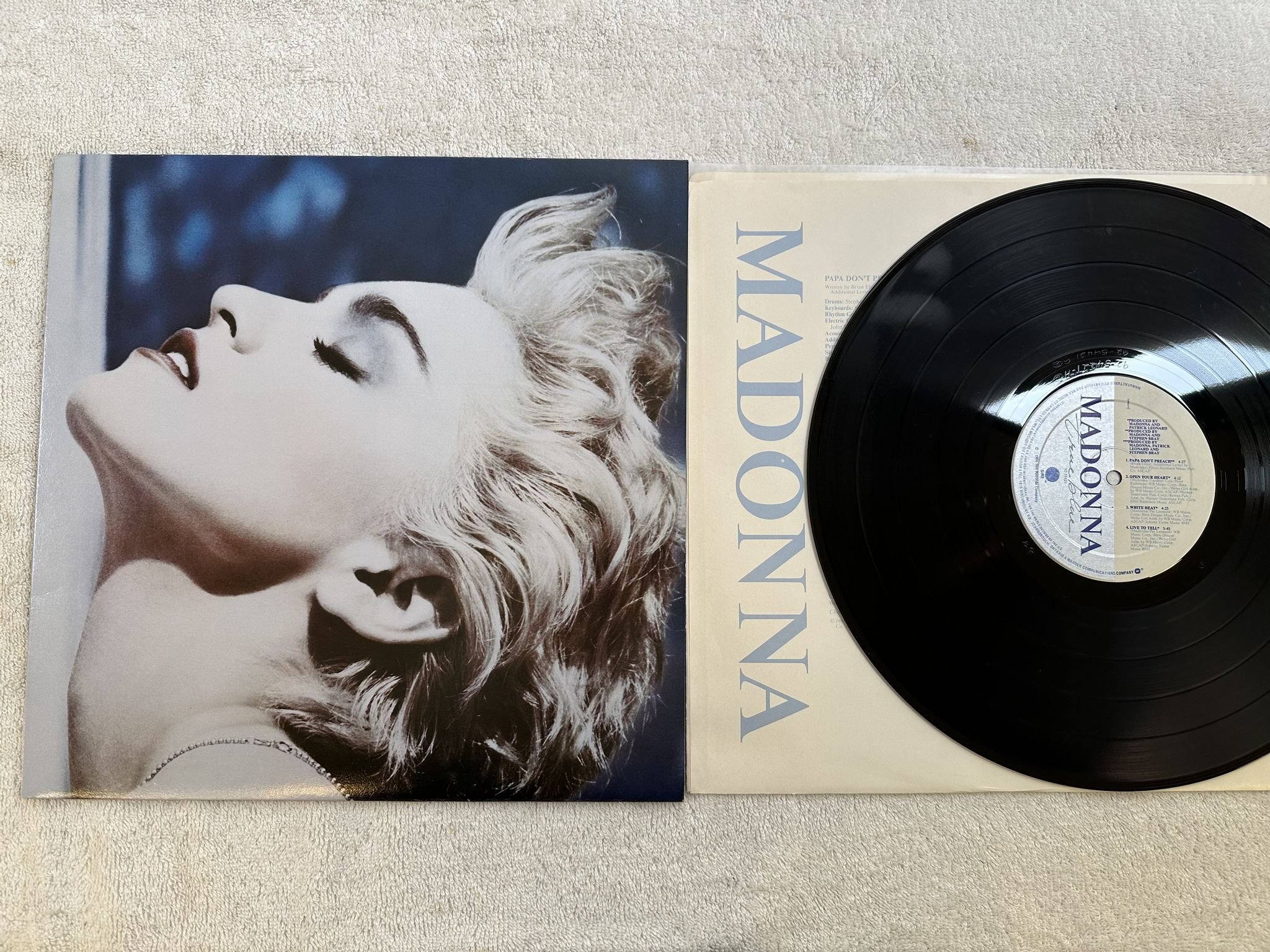 Omslagsbild för skivan MADONNA true blue LP -86 Can SIRE 92 54421 *** POSTER ***