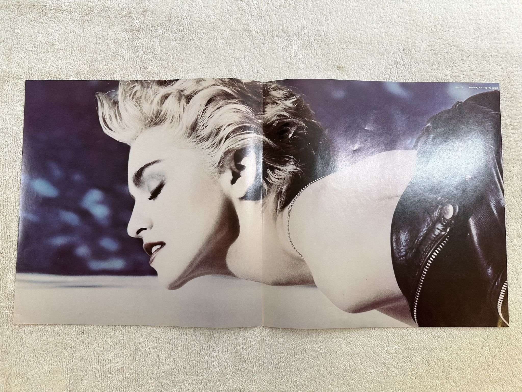 Omslagsbild för skivan MADONNA true blue LP -86 Can SIRE 92 54421 *** POSTER ***