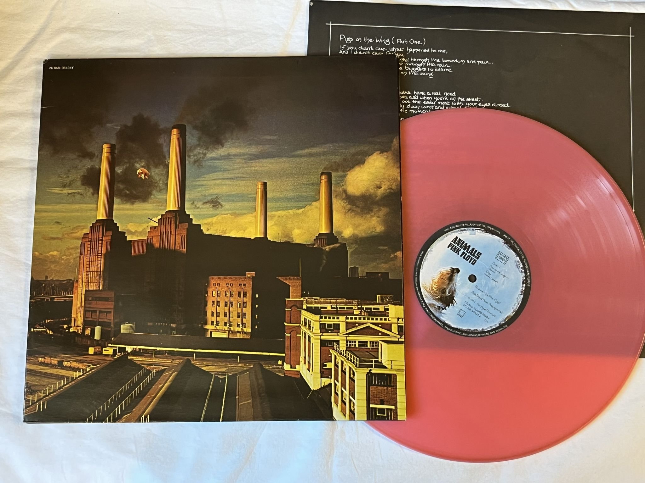 Omslagsbild för skivan PINK FLOYD animals LP -77 Fra HARVEST 2C 068-98434 *** VERY RARE PINK VINYL ***
