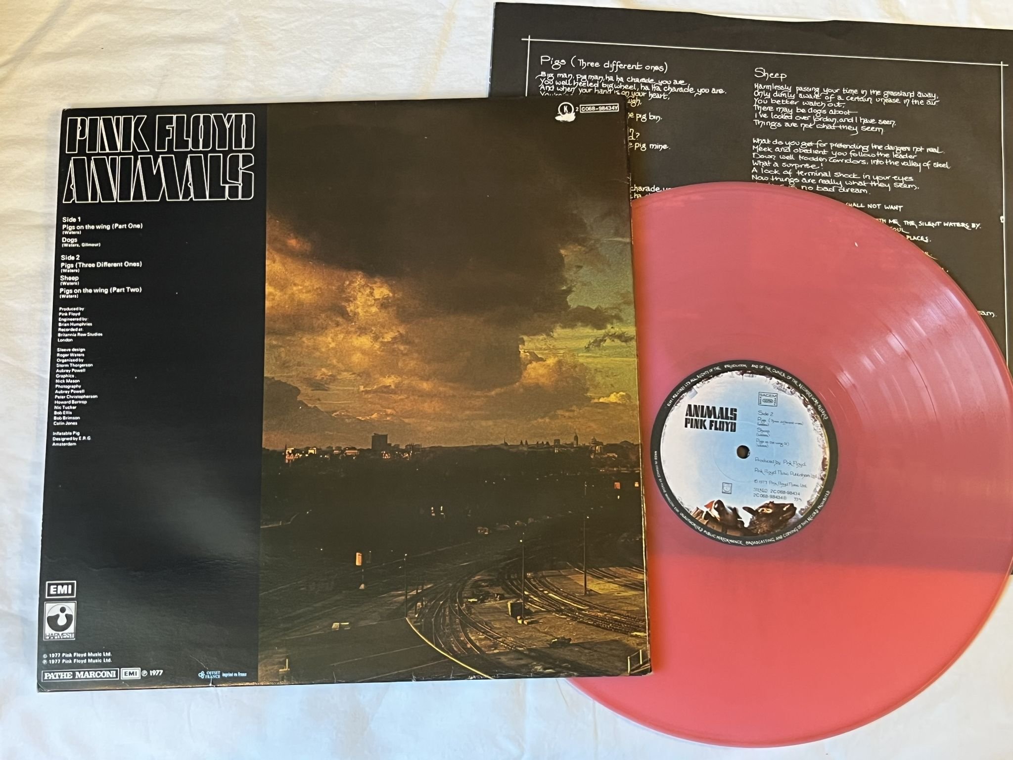 Omslagsbild för skivan PINK FLOYD animals LP -77 Fra HARVEST 2C 068-98434 *** VERY RARE PINK VINYL ***