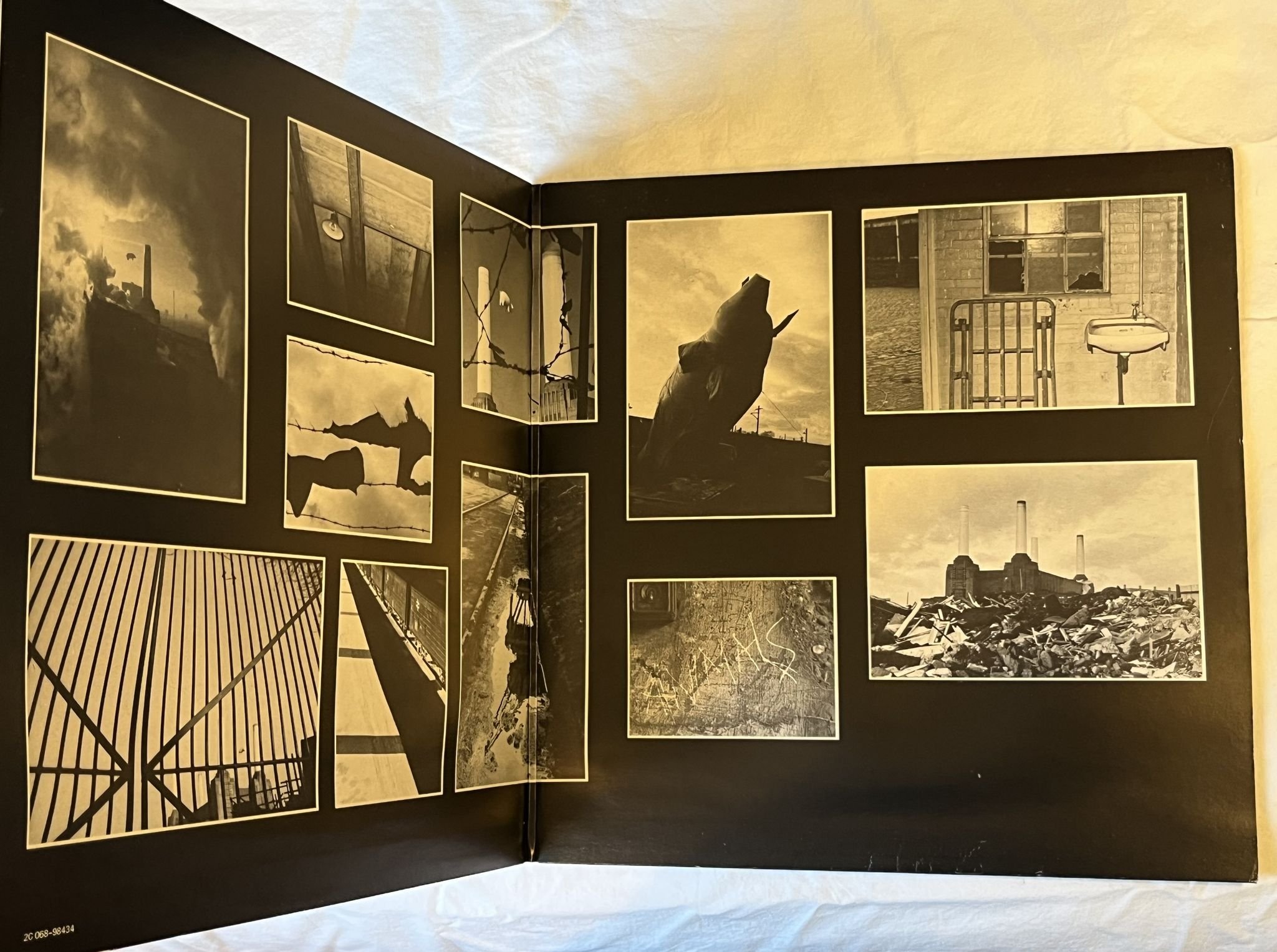 Omslagsbild för skivan PINK FLOYD animals LP -77 Fra HARVEST 2C 068-98434 *** VERY RARE PINK VINYL ***