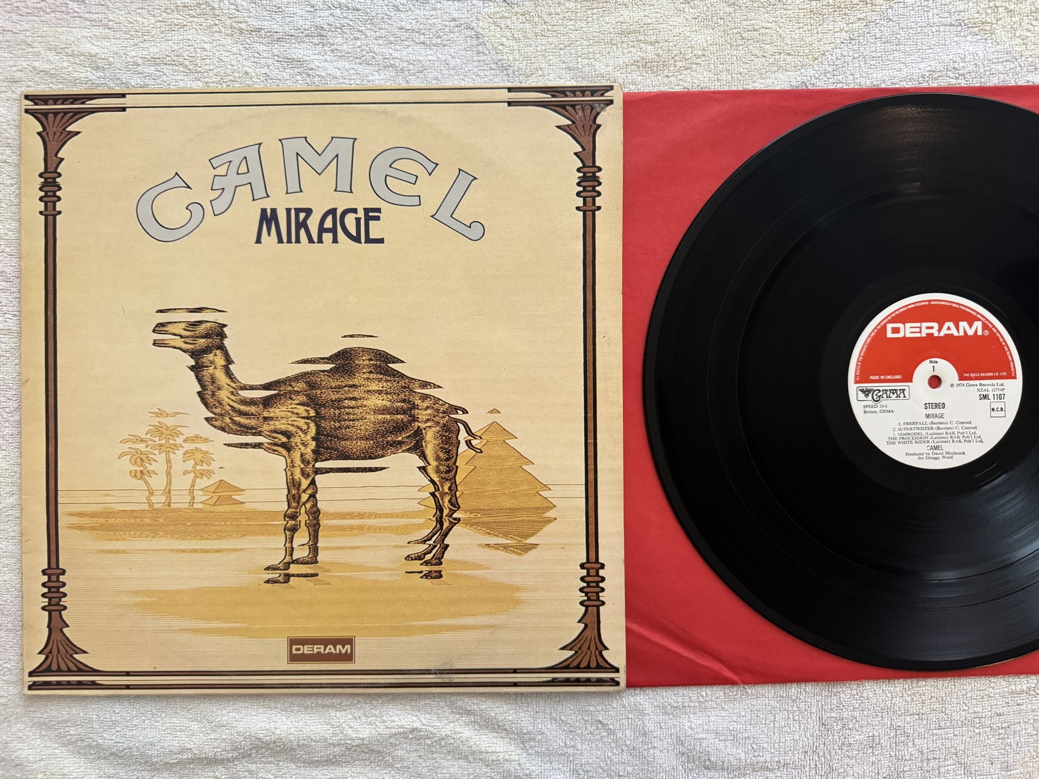 Omslagsbild för skivan CAMEL mirage LP -74 UK DERAM SML 1107