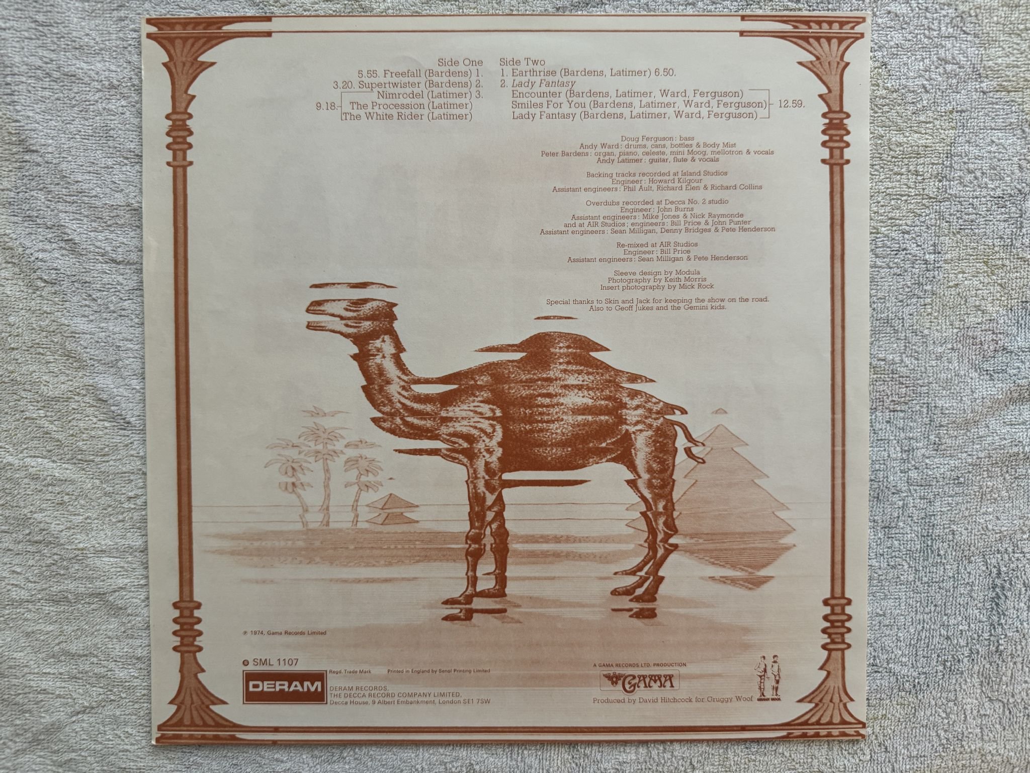 Omslagsbild för skivan CAMEL mirage LP -74 UK DERAM SML 1107