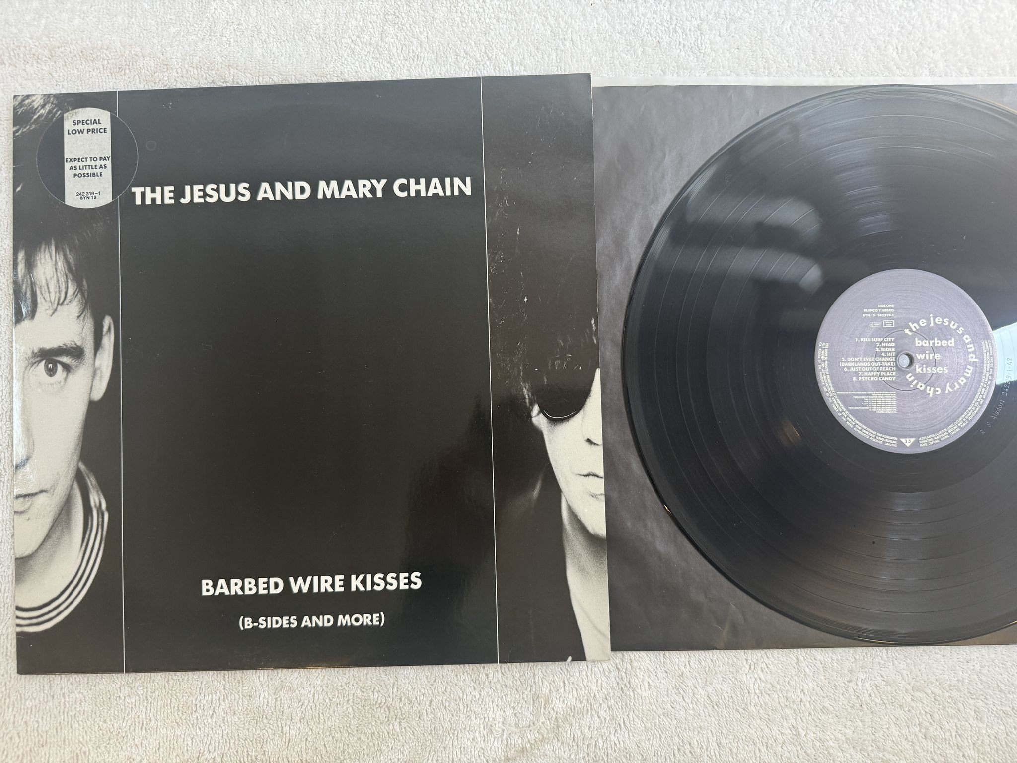 Omslagsbild för skivan THE JESUS AND MARY CHAIN Barbed Wire Kisses LP -88 BLANCO Y NEGRO BYN 15