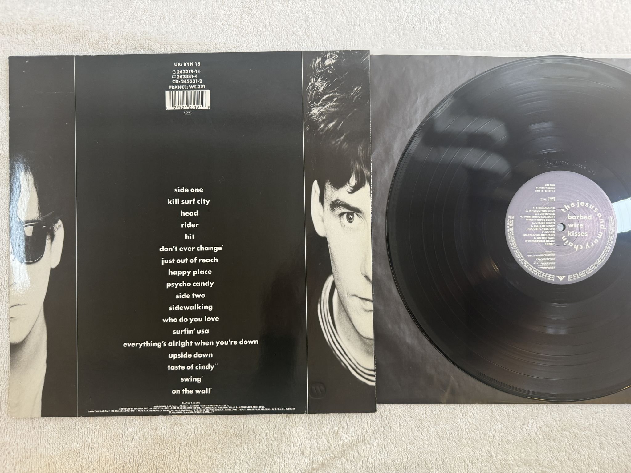 Omslagsbild för skivan THE JESUS AND MARY CHAIN Barbed Wire Kisses LP -88 BLANCO Y NEGRO BYN 15