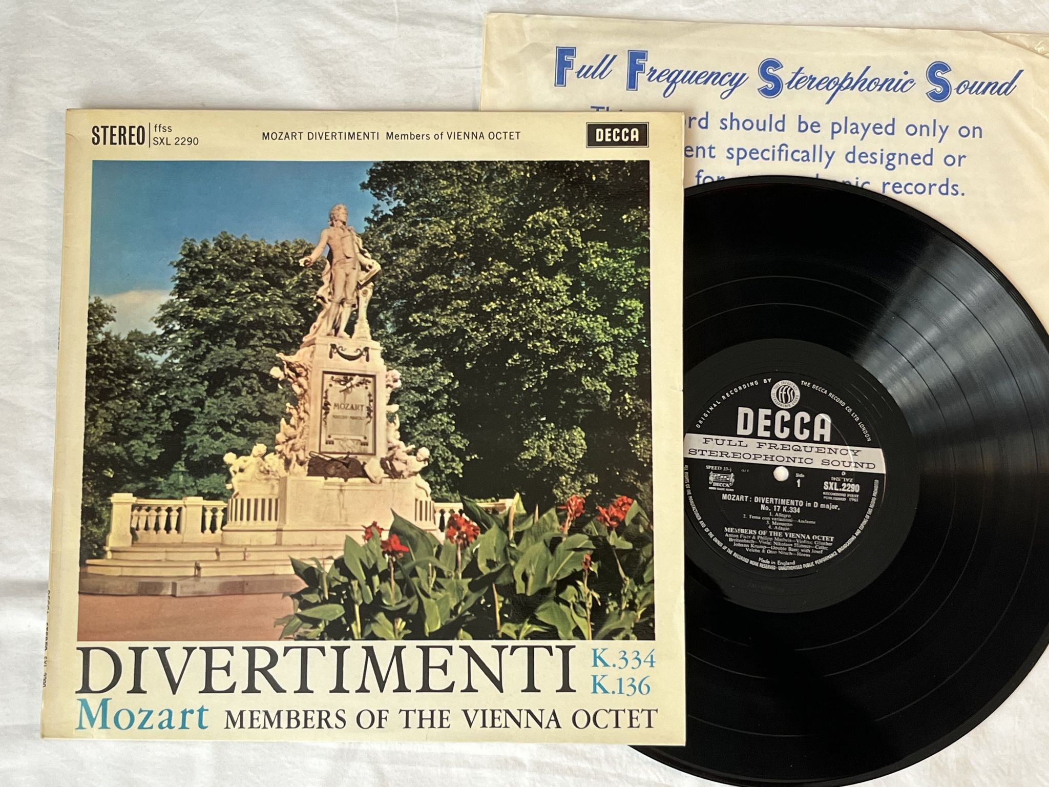 Omslagsbild för skivan MEMBERS OF THE VIENNA OCTET Mozart: divertimento LP -61 UK DECCA SXL 2290