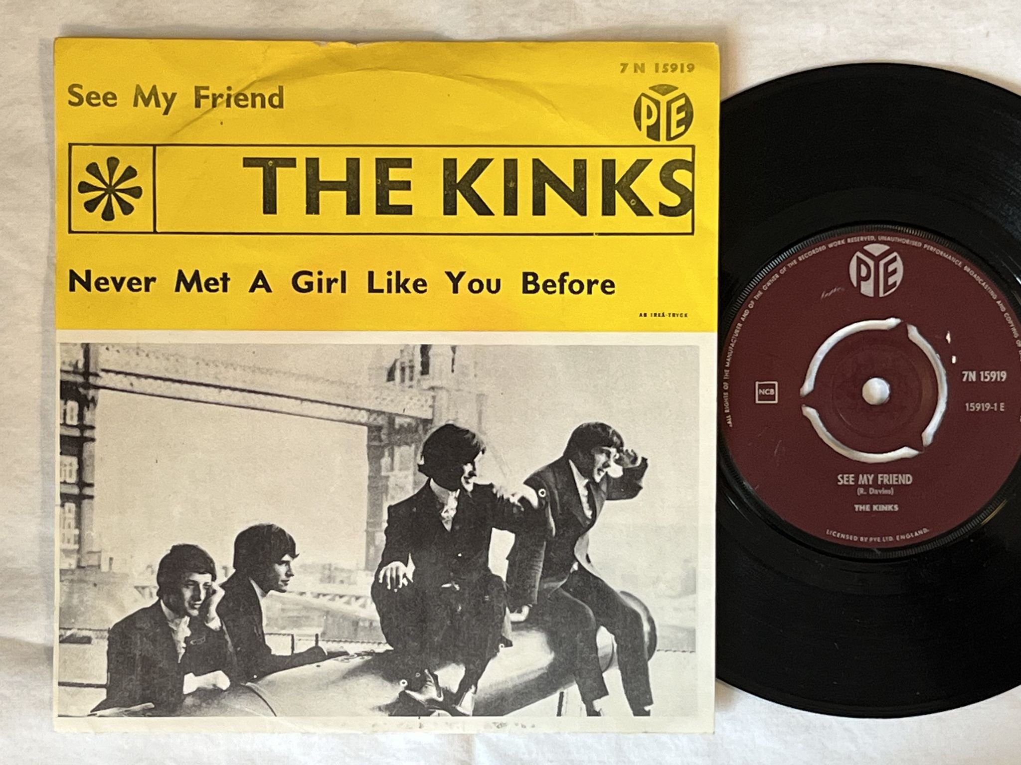 Omslagsbild för skivan THE KINKS never met a girl like you before "7"Single-65 SWE 7N 15919 PYE RECORDS