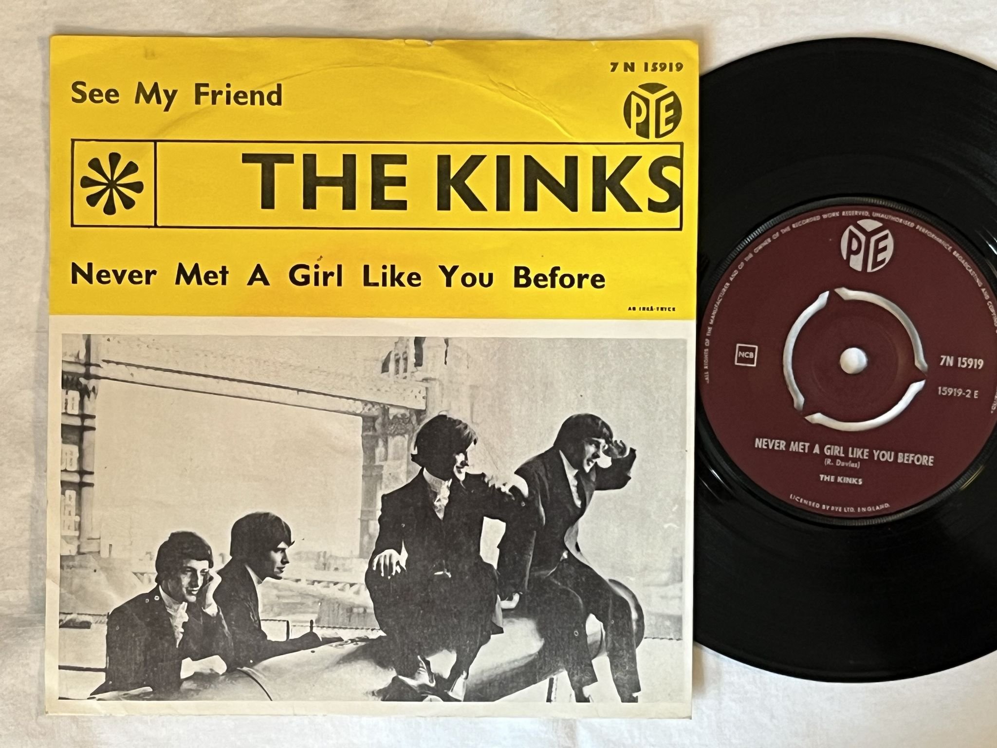 Omslagsbild för skivan THE KINKS never met a girl like you before "7"Single-65 SWE 7N 15919 PYE RECORDS