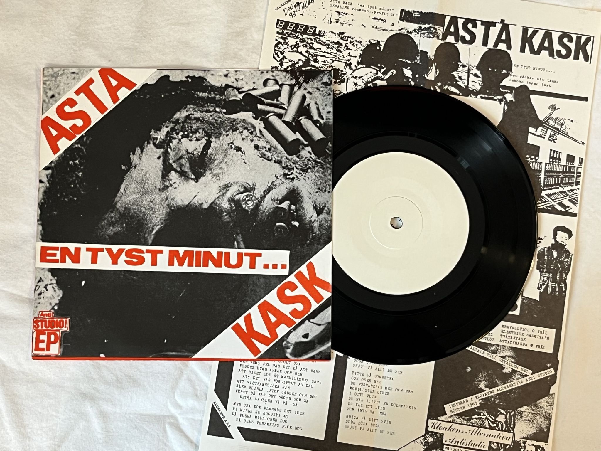 Omslagsbild för skivan ASKA KASK en tyst minut.. (white label) "7"Single PROFIT 001 SKVALLER RECORDS