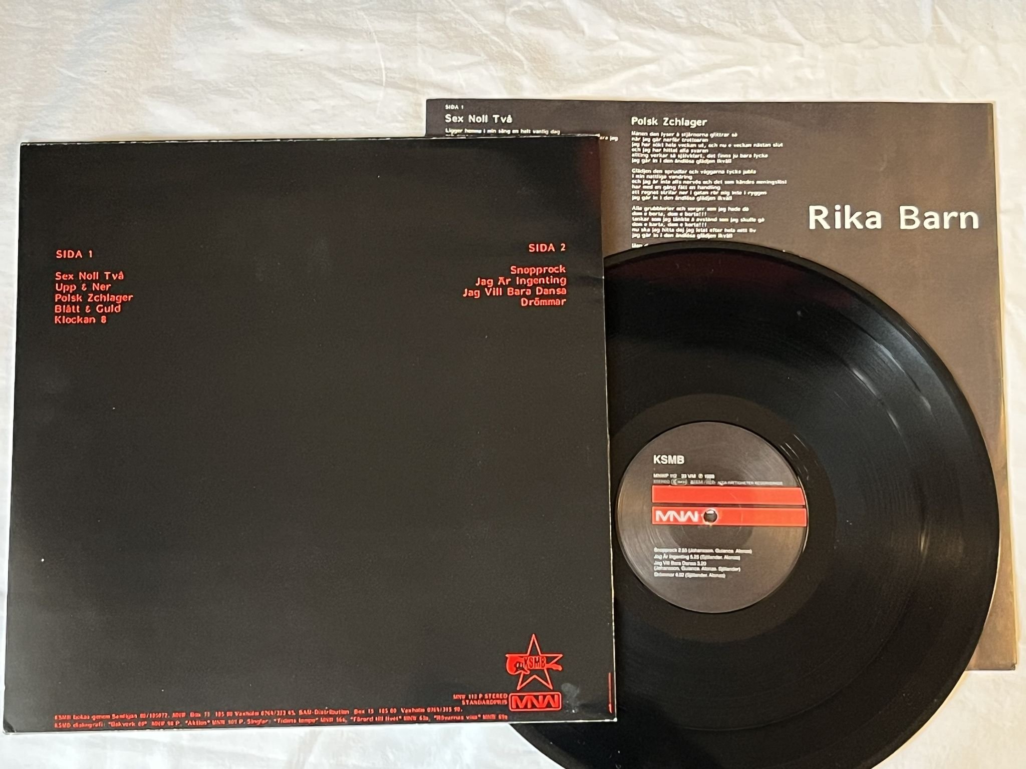 Omslagsbild för skivan KSMB rika barn leka bäst LP-81 SWE MNW 112