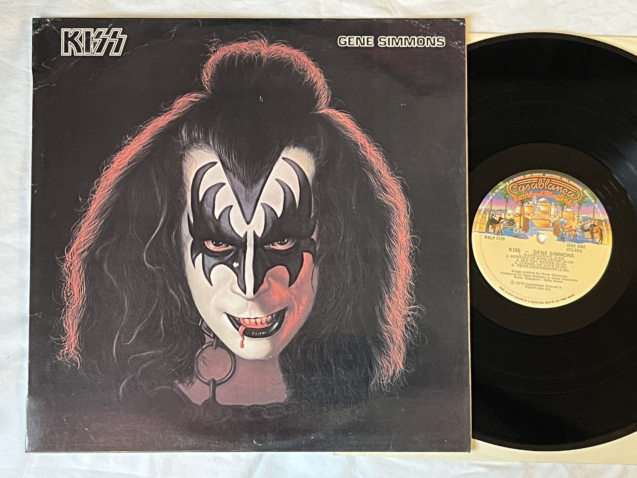 Omslagsbild för skivan KISS gene simmons LP -78 New Zealand NBLP 7120 CASABLANCA