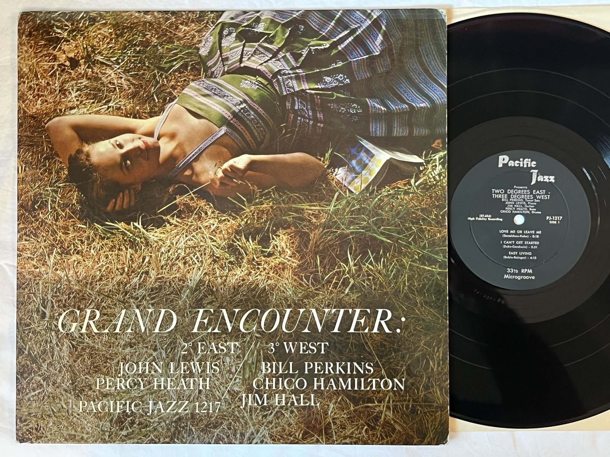 Omslagsbild för skivan VARIOUS ARTISTS grand encounter 2° east 3° west LP-56 PJ-1217 Pacific Jazz
