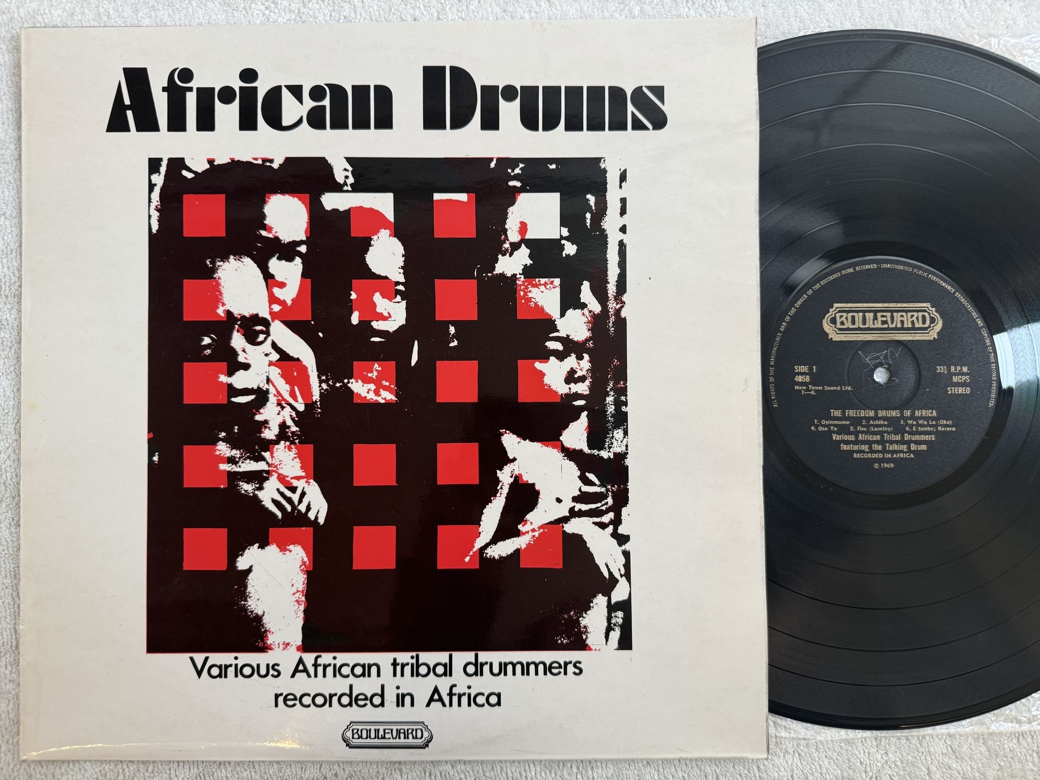 Omslagsbild för skivan VARIOUS The freedom drums if Africa LP -71 UK 4058 BOULEVARD