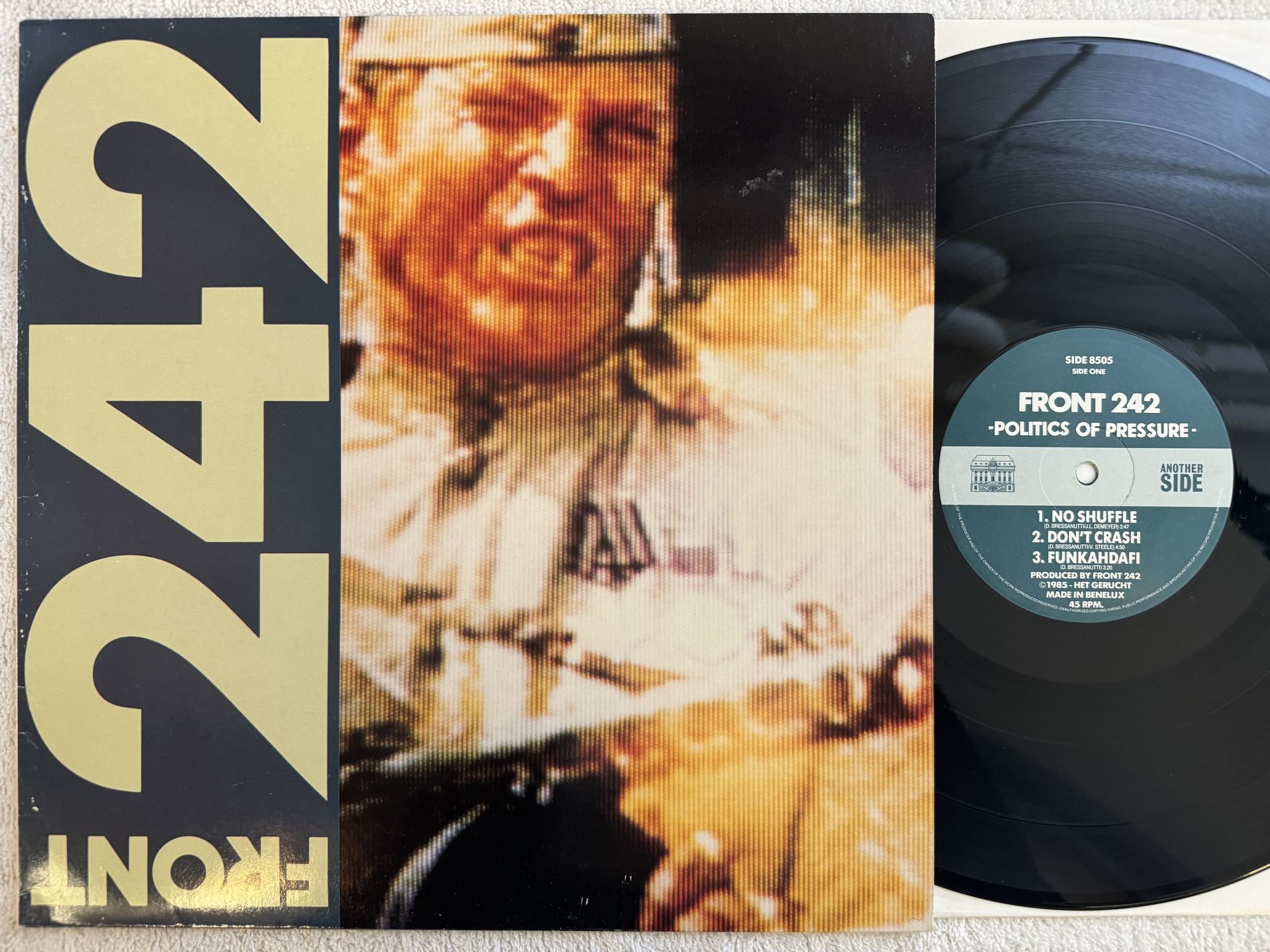 Omslagsbild för skivan FRONT 242 politics of pressure LP -85 12 FAS 72 DFD