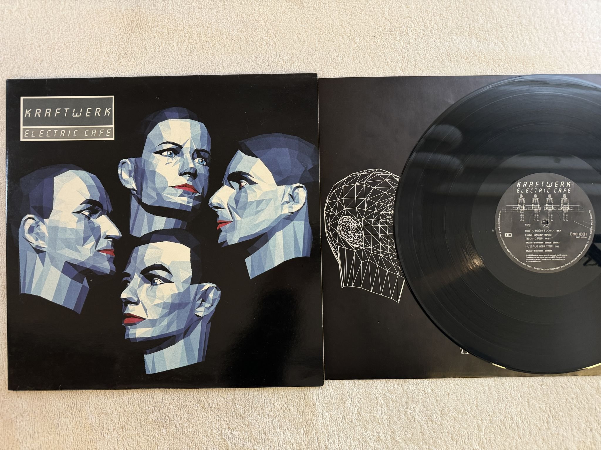 Omslagsbild för skivan KRAFTWERK electric cafe LP -86 24 06441 EMI