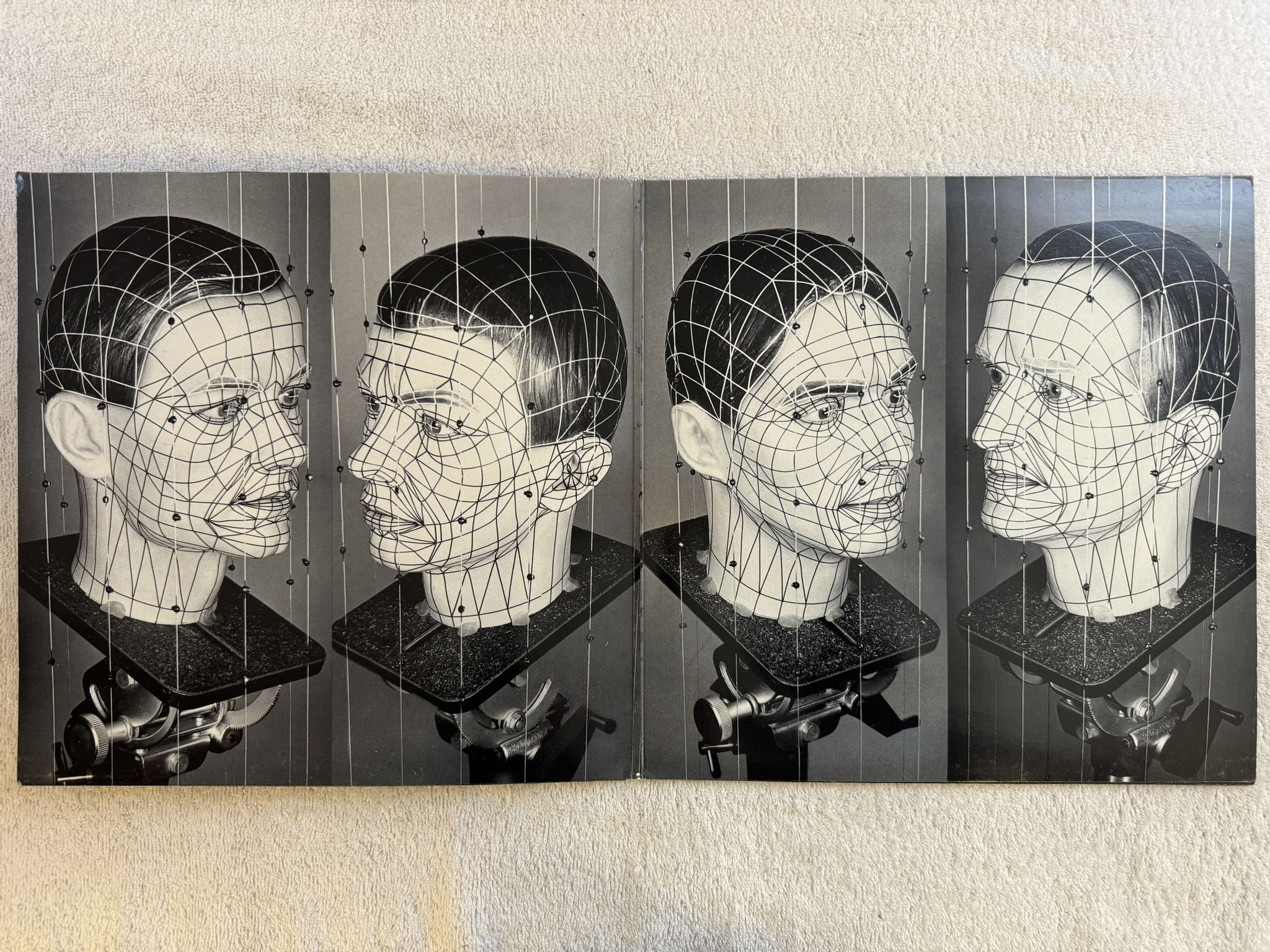 Omslagsbild för skivan KRAFTWERK electric cafe LP -86 24 06441 EMI