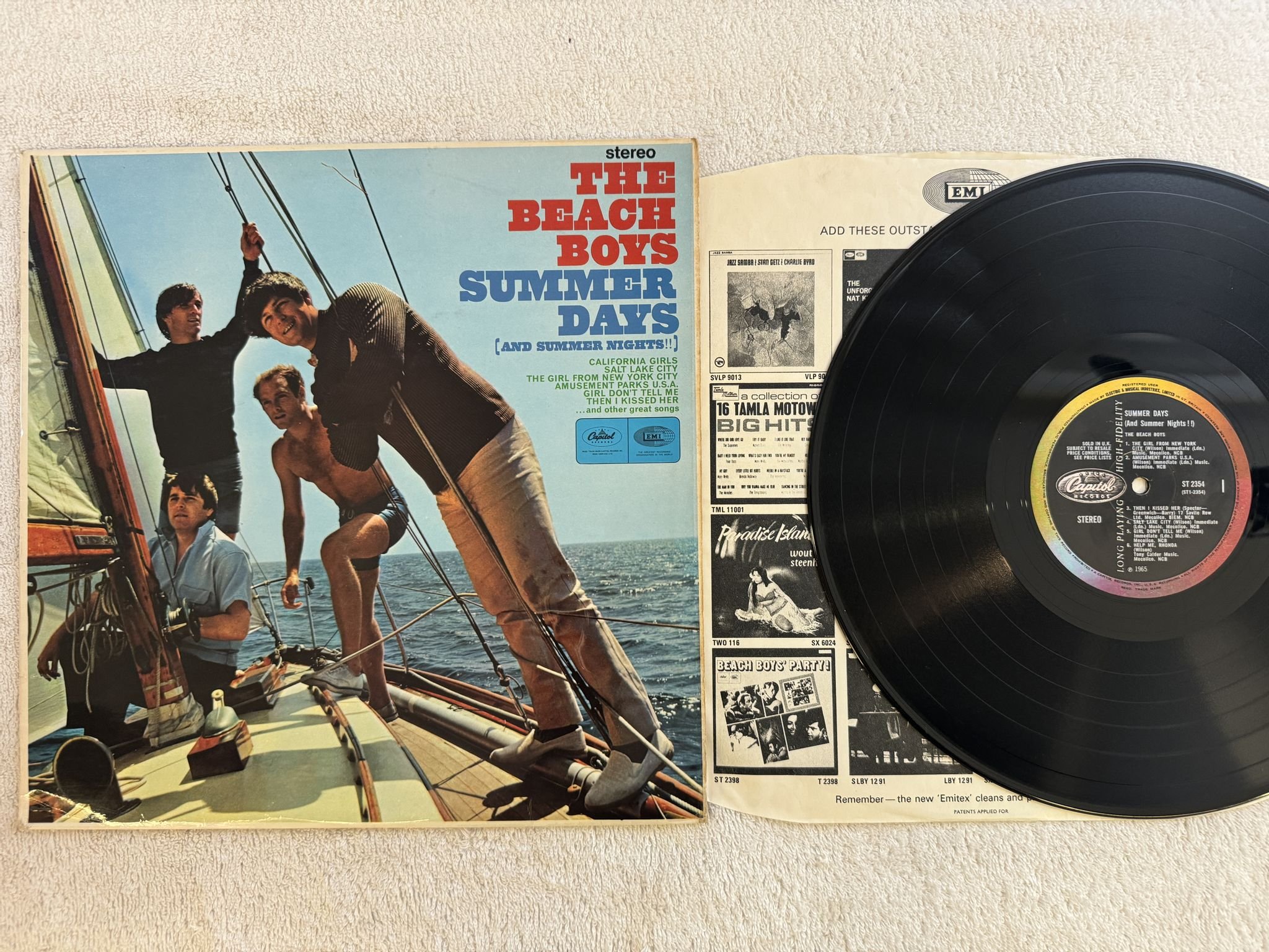 Omslagsbild för skivan THE BEACH BOYS summer days LP -66 UK ST 2354 Capitol Records