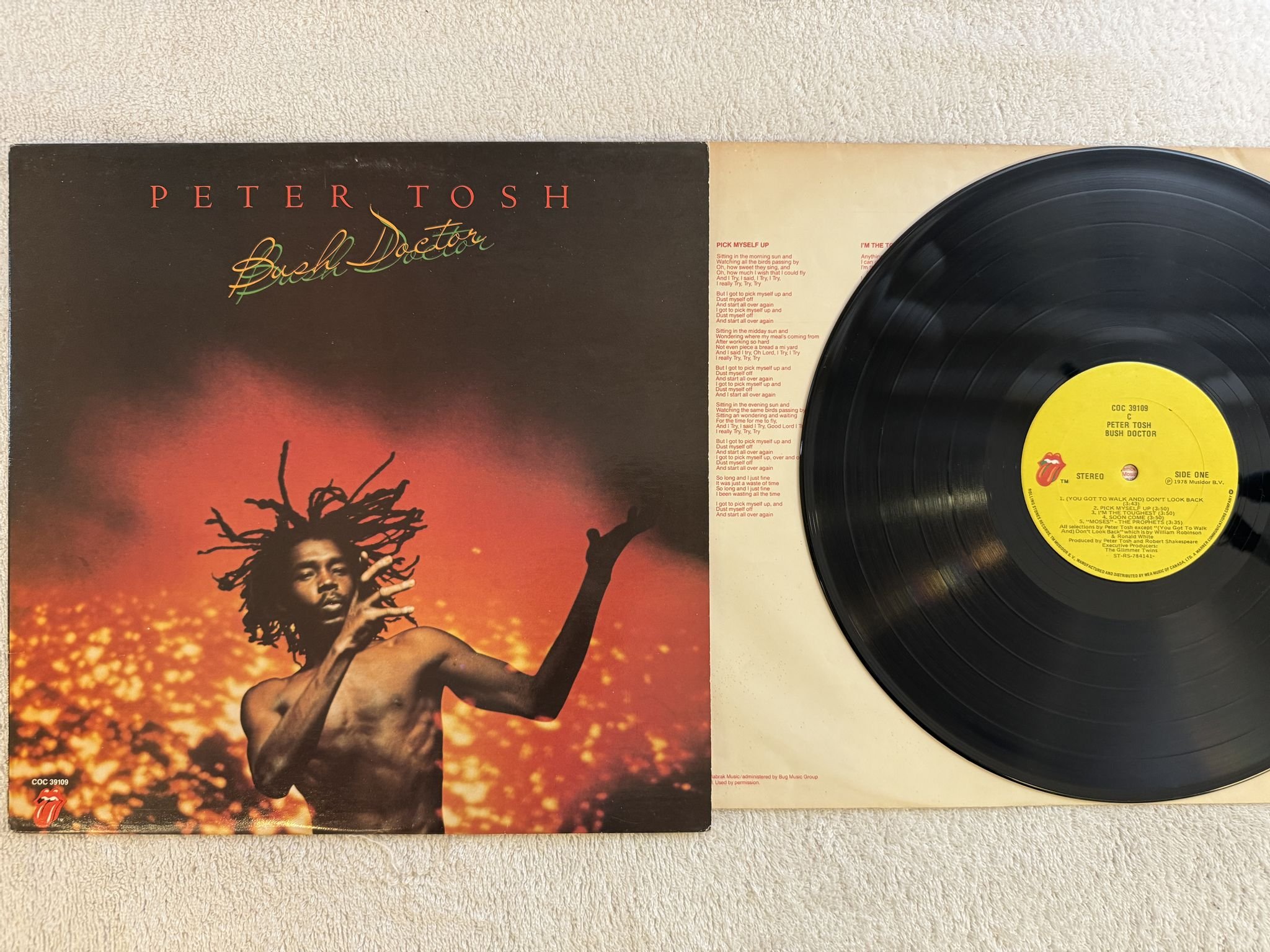 Omslagsbild för skivan PETER TOSH bush doctor LP -78 COC 39109 Rolling Stones Records