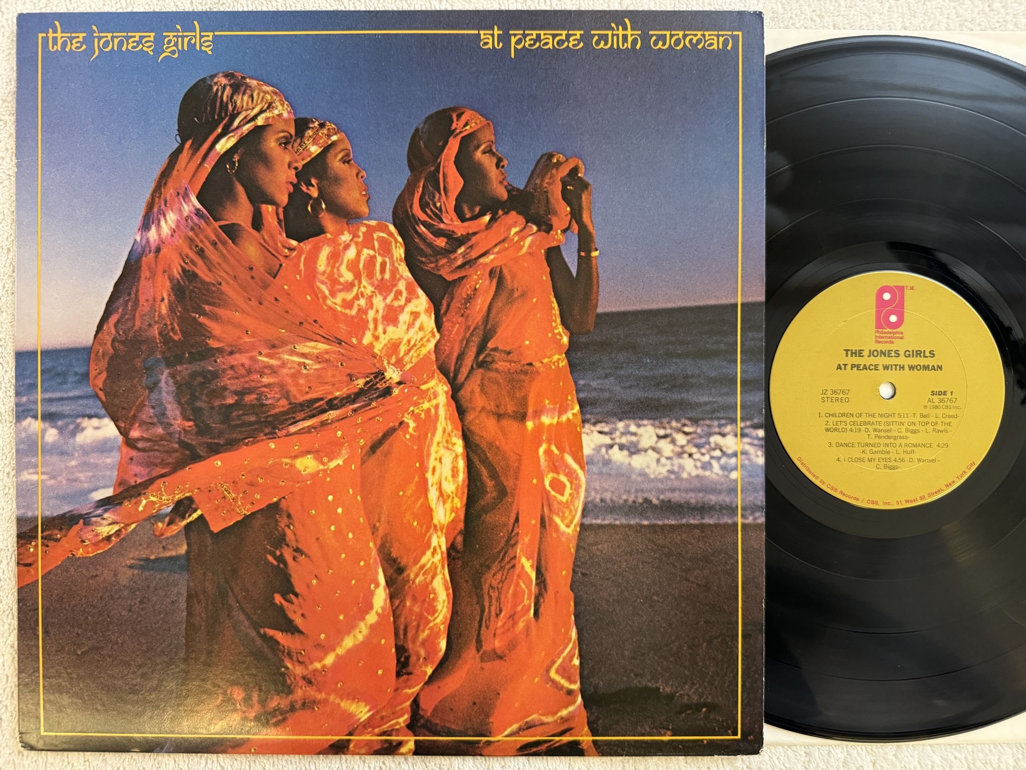 Omslagsbild för skivan THE JONES GIRLS at peace with woman LP -80 JZ 36767 Philadelphia Intern. Records